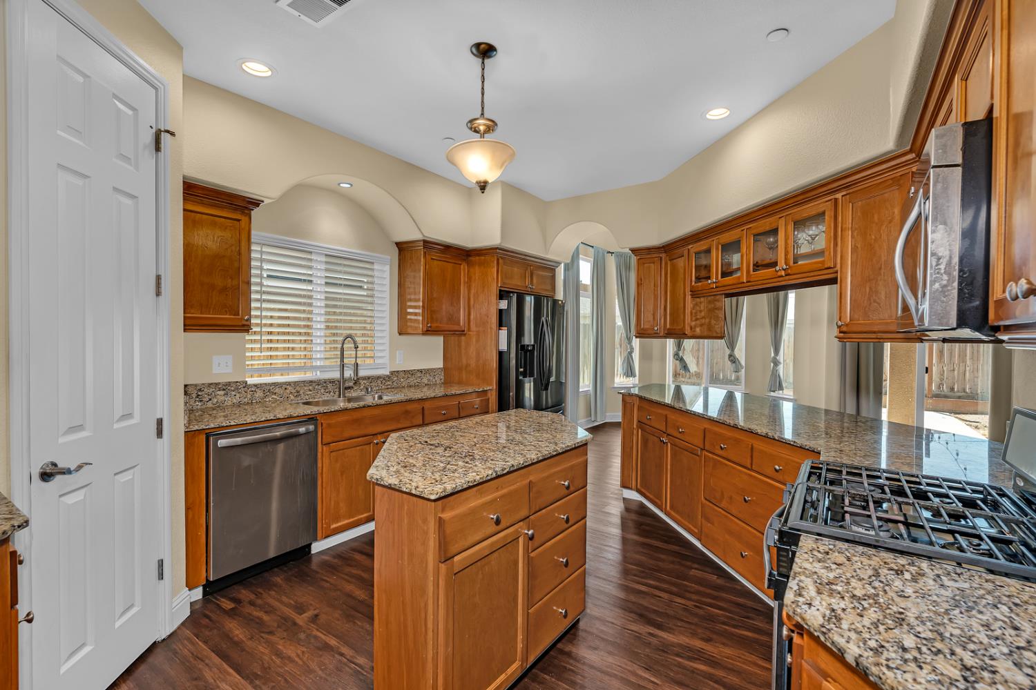 1525 Greenwich Dr, Los Banos, CA 93635