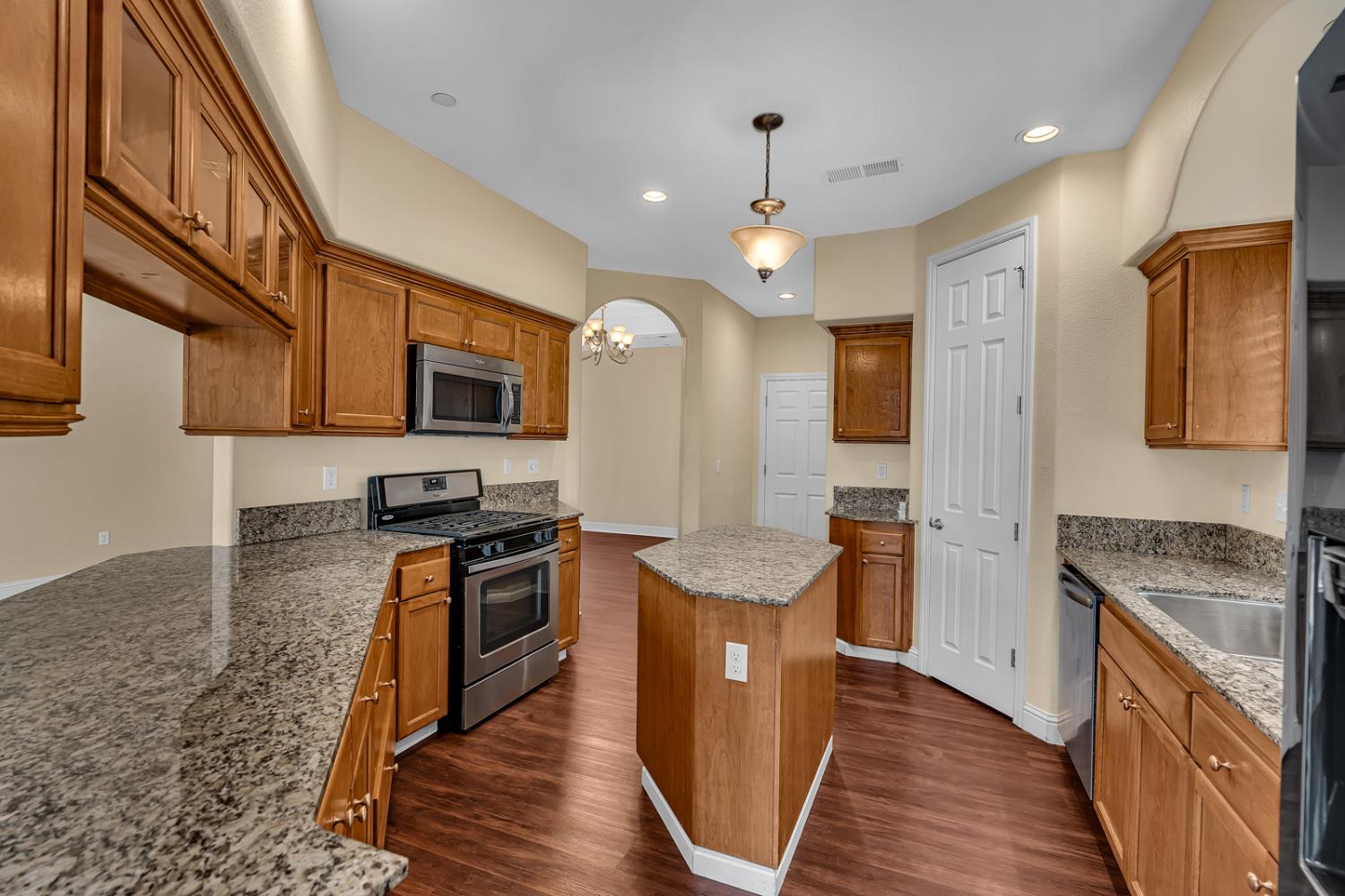 1525 Greenwich Dr, Los Banos, CA 93635
