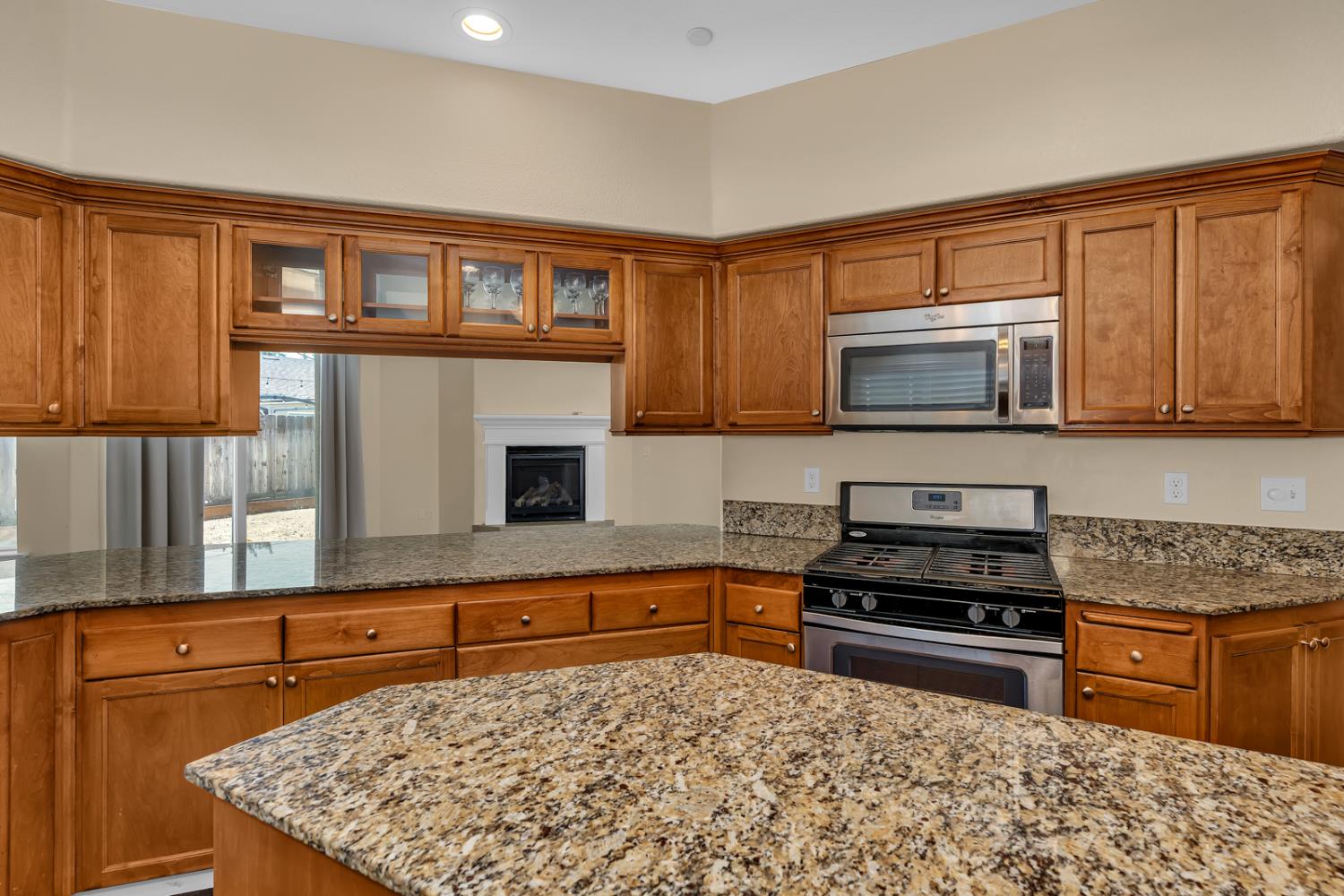 1525 Greenwich Dr, Los Banos, CA 93635