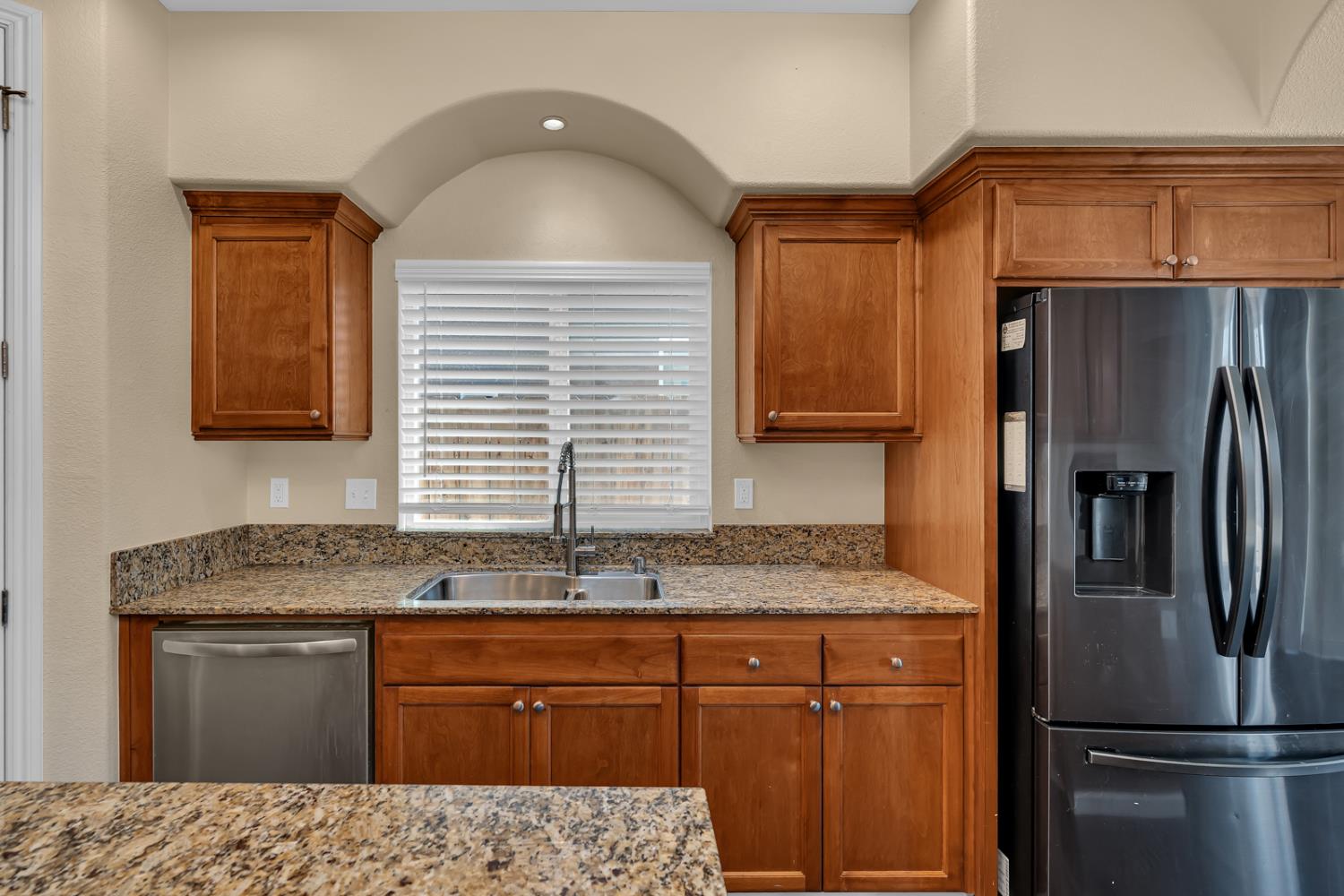 1525 Greenwich Dr, Los Banos, CA 93635