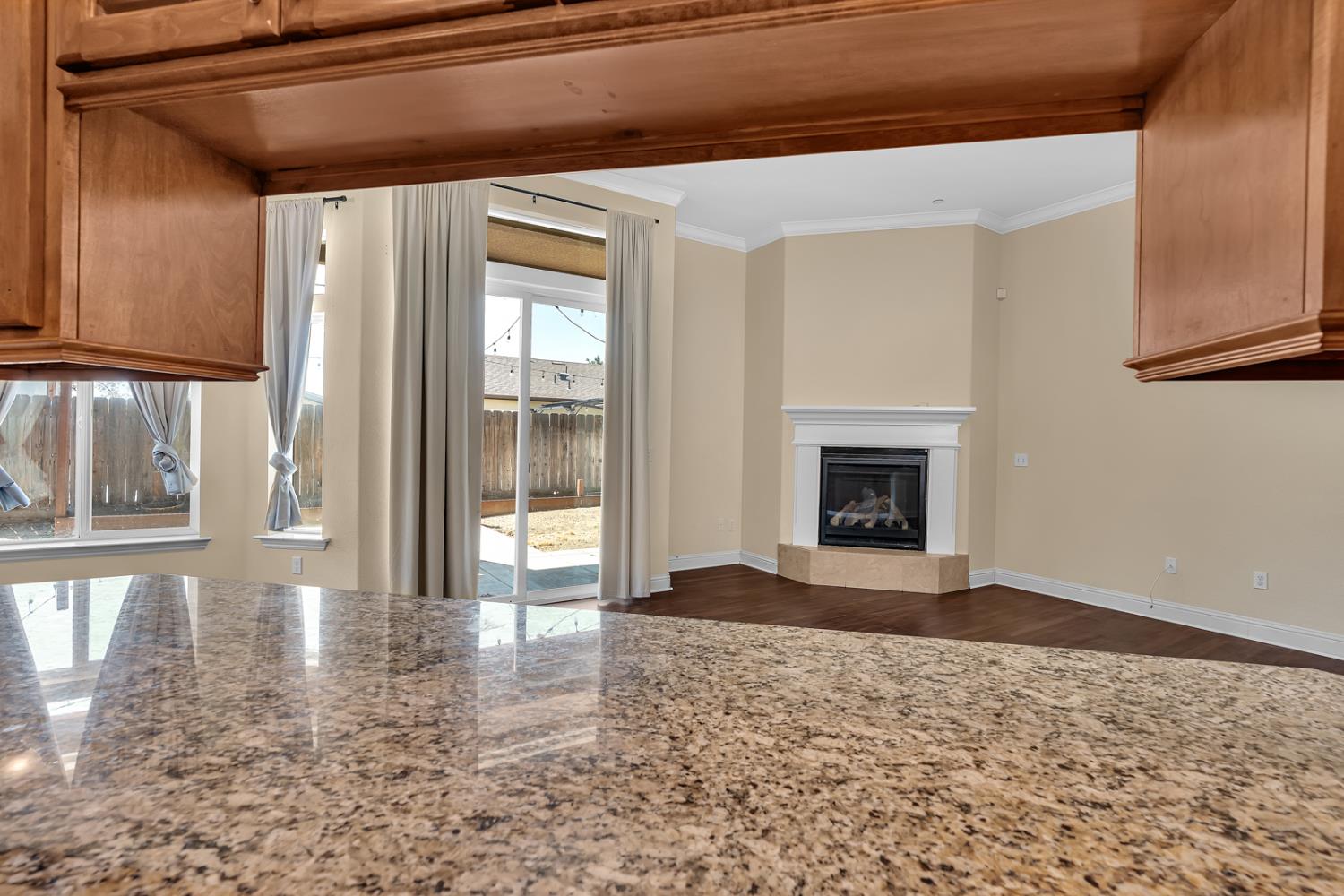 1525 Greenwich Dr, Los Banos, CA 93635