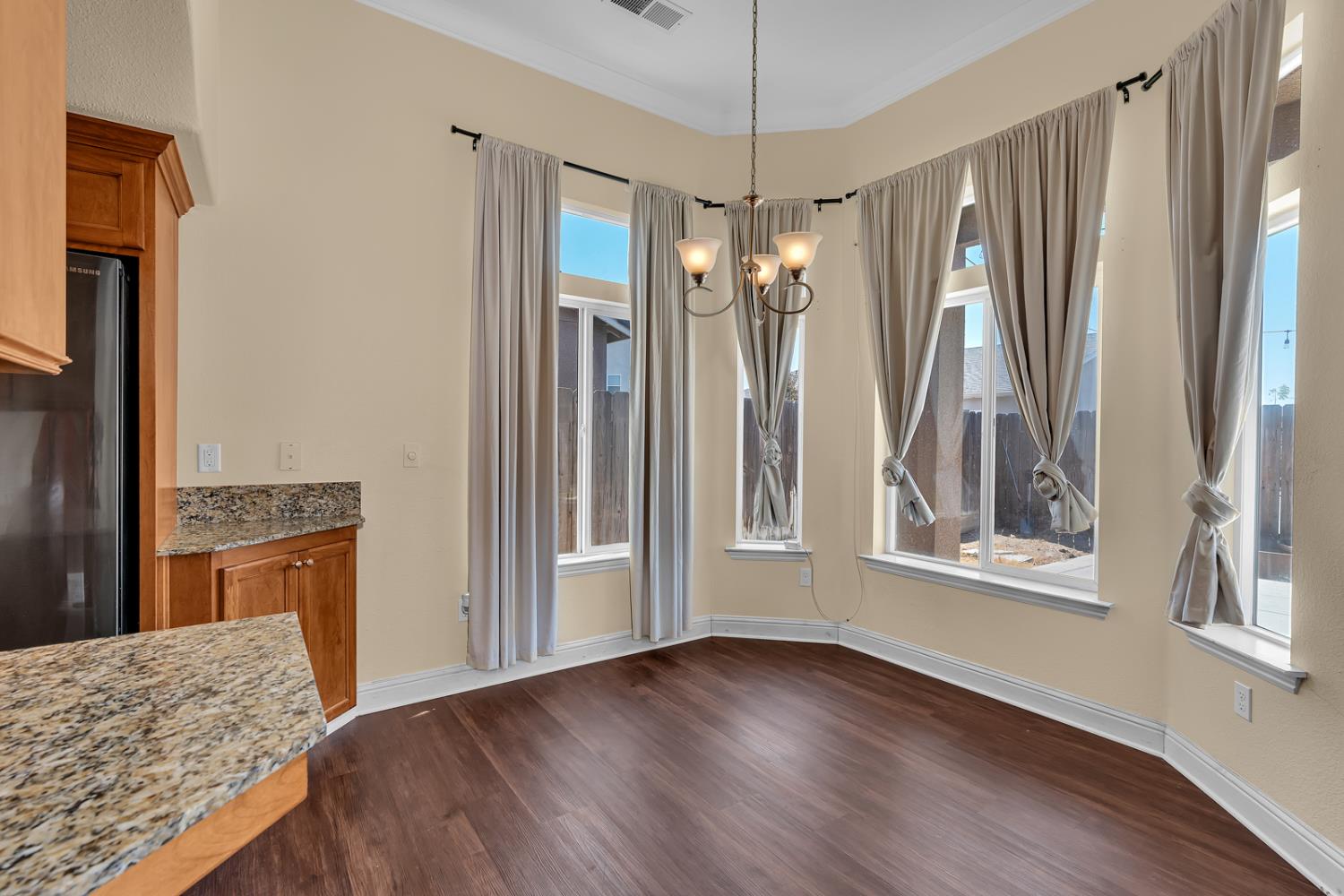 1525 Greenwich Dr, Los Banos, CA 93635