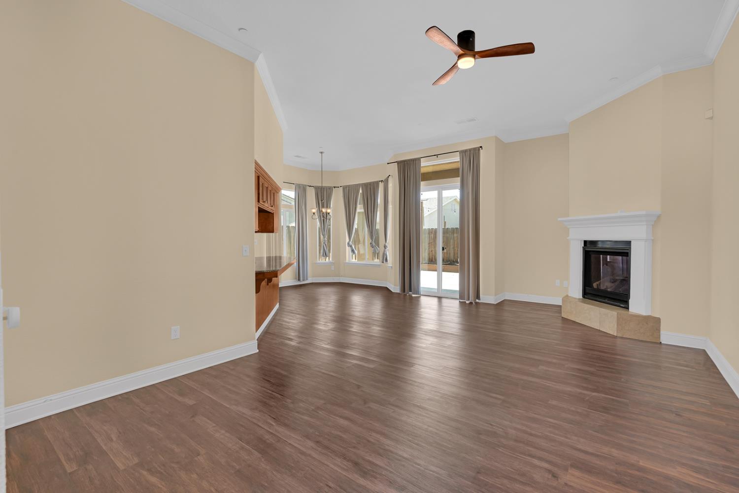 1525 Greenwich Dr, Los Banos, CA 93635