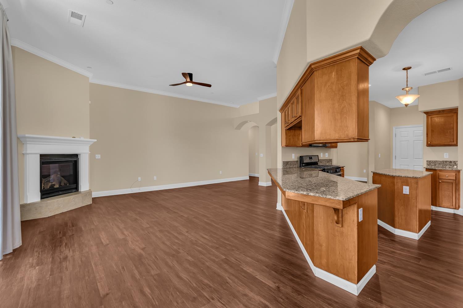 1525 Greenwich Dr, Los Banos, CA 93635