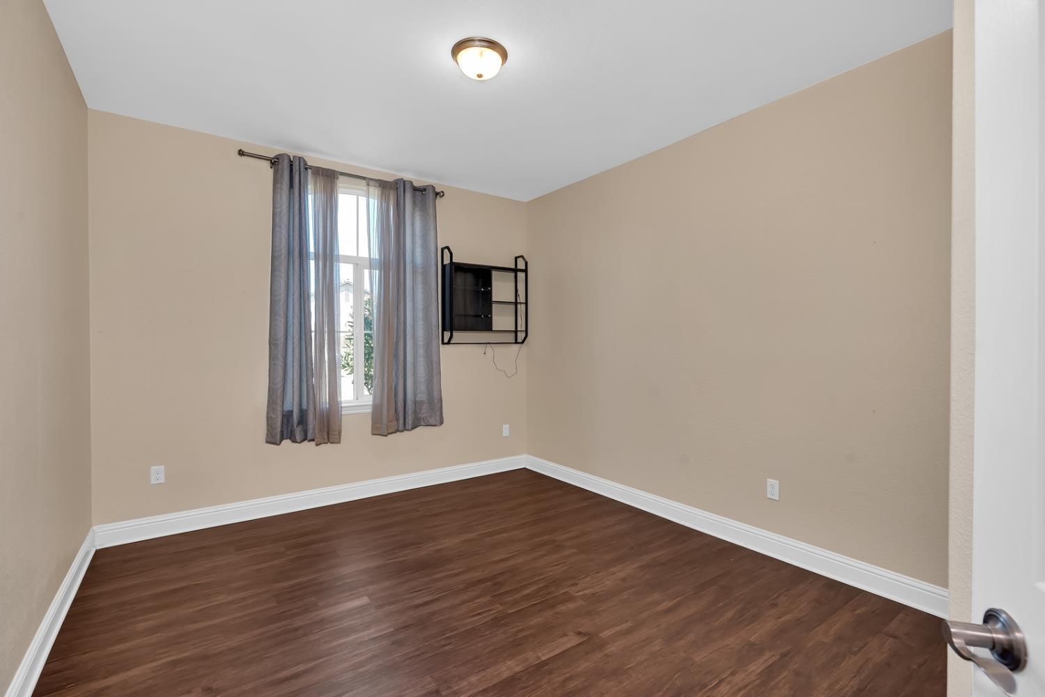 1525 Greenwich Dr, Los Banos, CA 93635