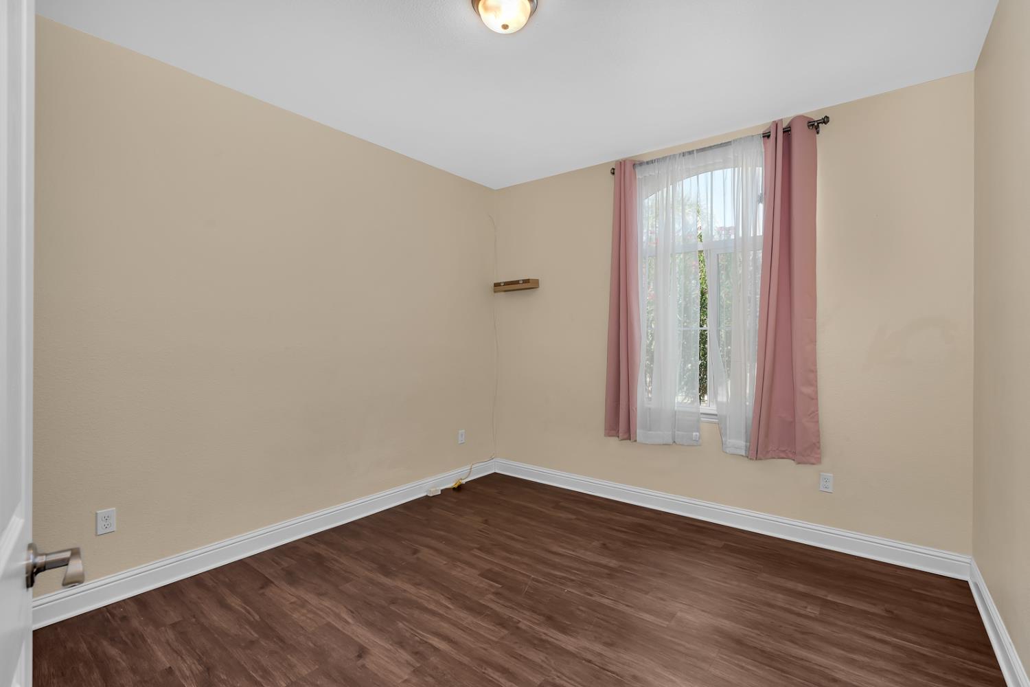 1525 Greenwich Dr, Los Banos, CA 93635
