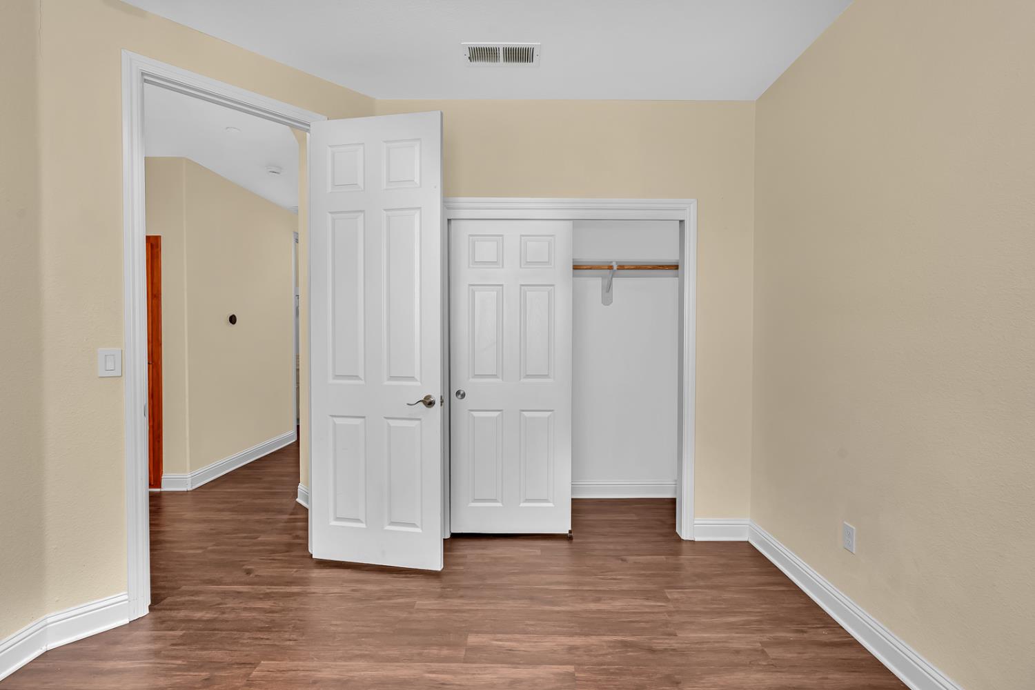 1525 Greenwich Dr, Los Banos, CA 93635