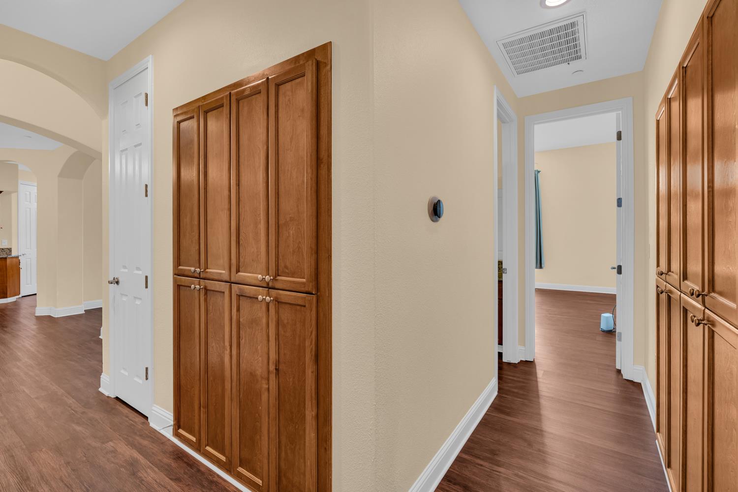 1525 Greenwich Dr, Los Banos, CA 93635