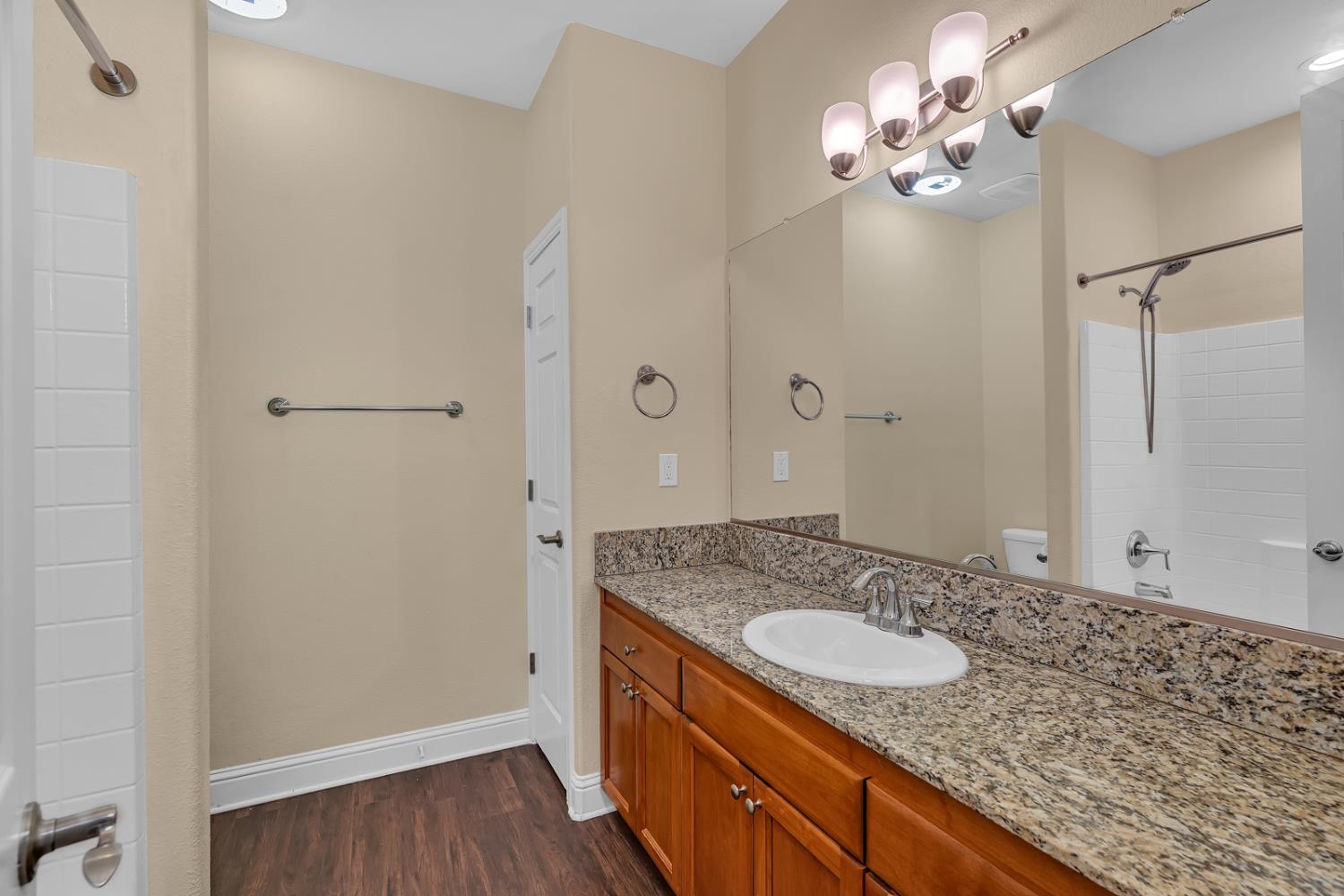 1525 Greenwich Dr, Los Banos, CA 93635