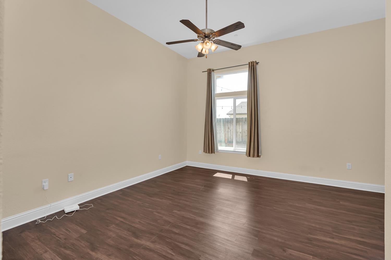 1525 Greenwich Dr, Los Banos, CA 93635