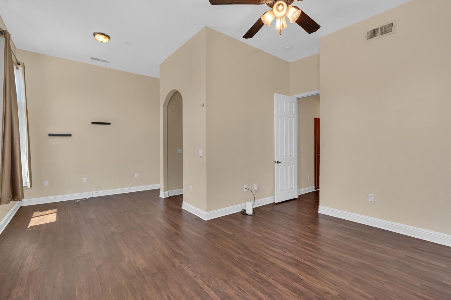 1525 Greenwich Dr, Los Banos, CA 93635