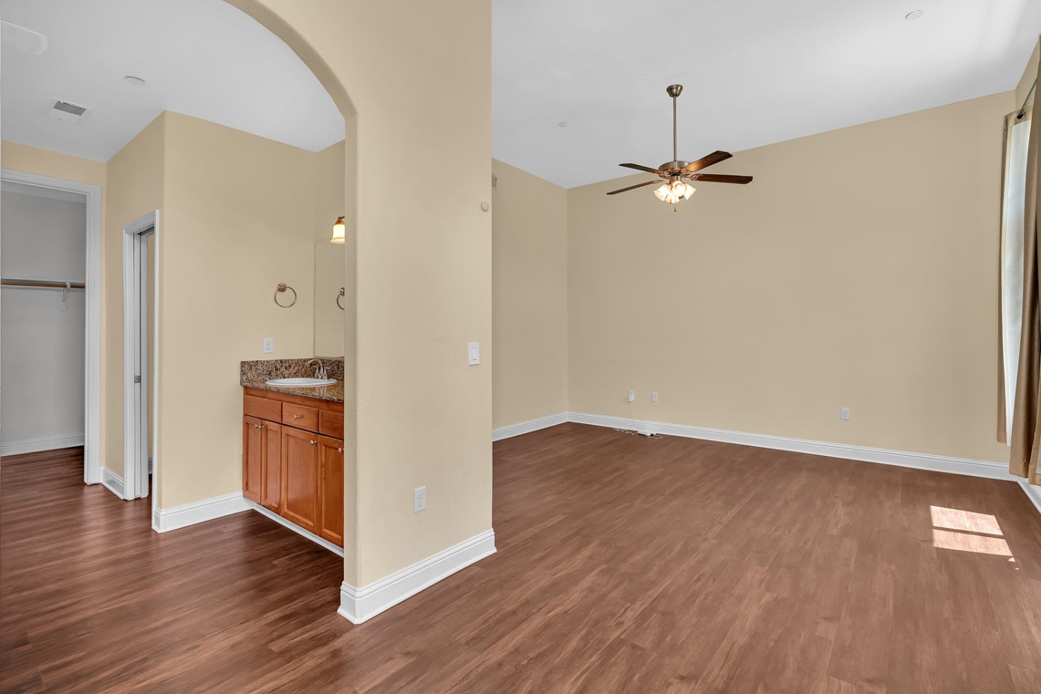 1525 Greenwich Dr, Los Banos, CA 93635