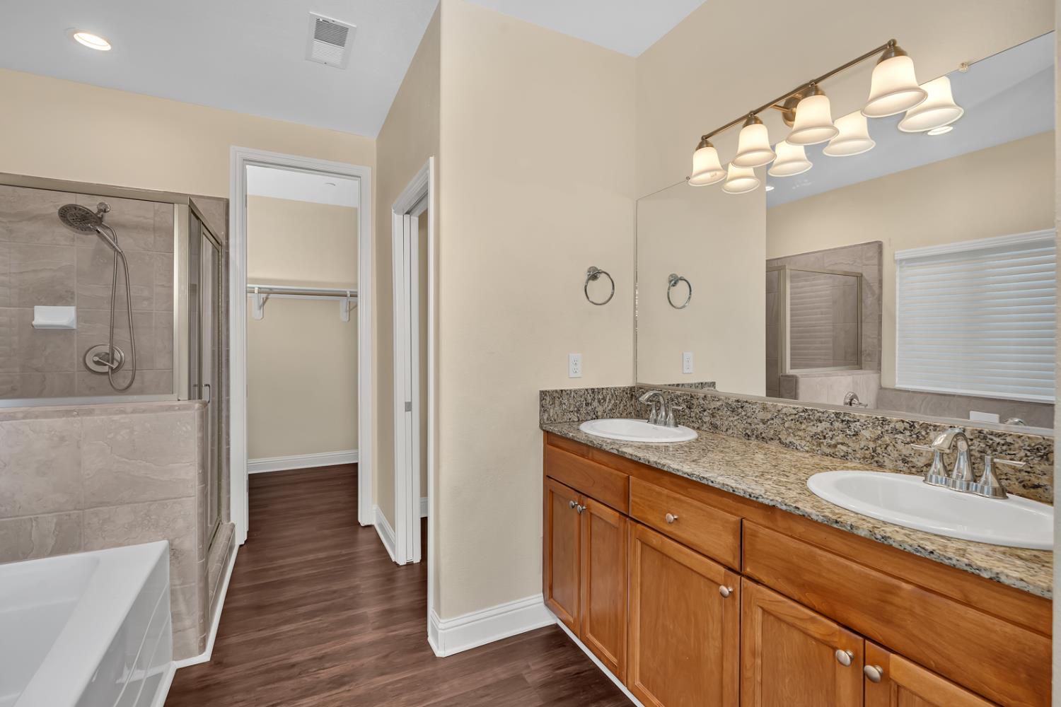 1525 Greenwich Dr, Los Banos, CA 93635
