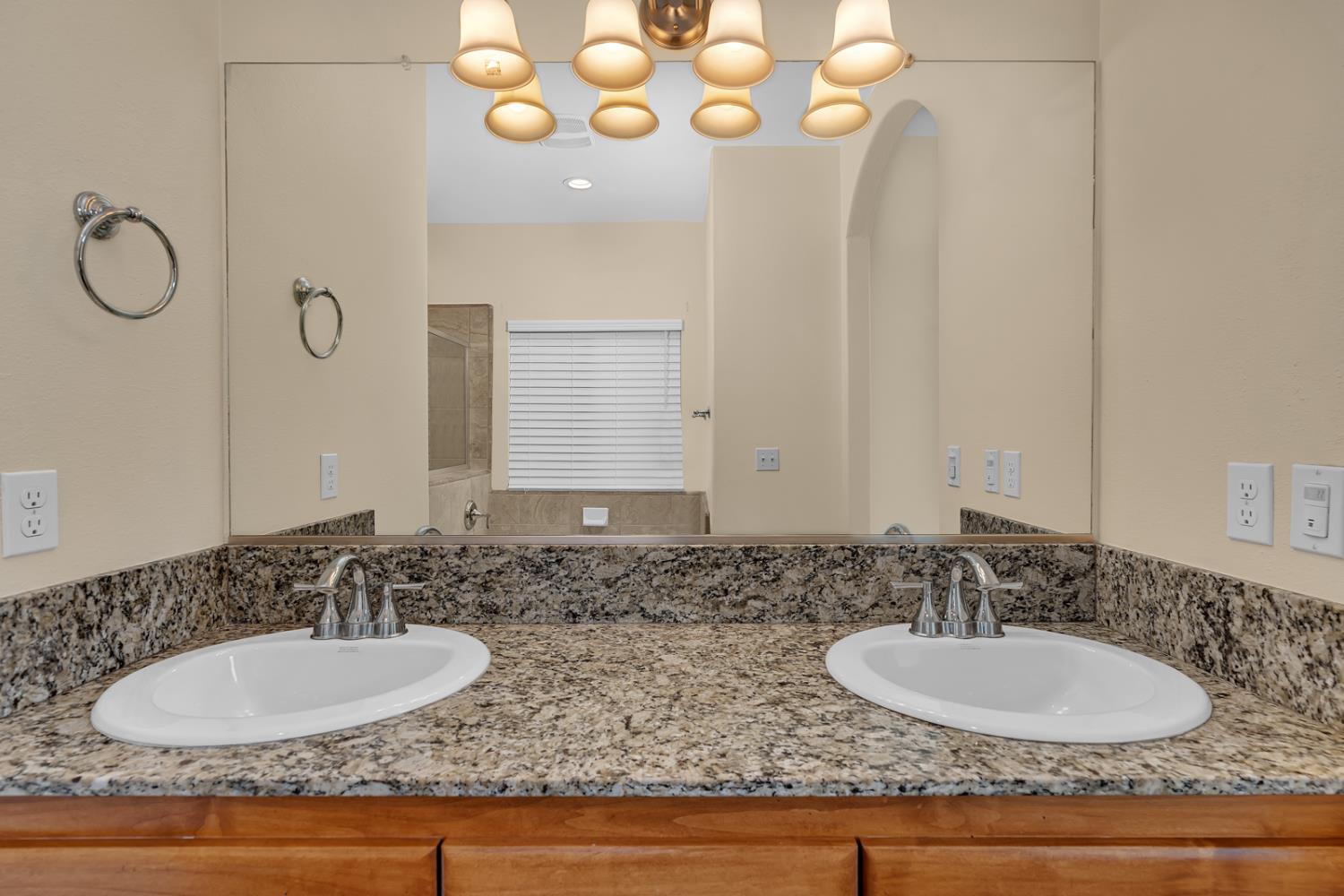 1525 Greenwich Dr, Los Banos, CA 93635
