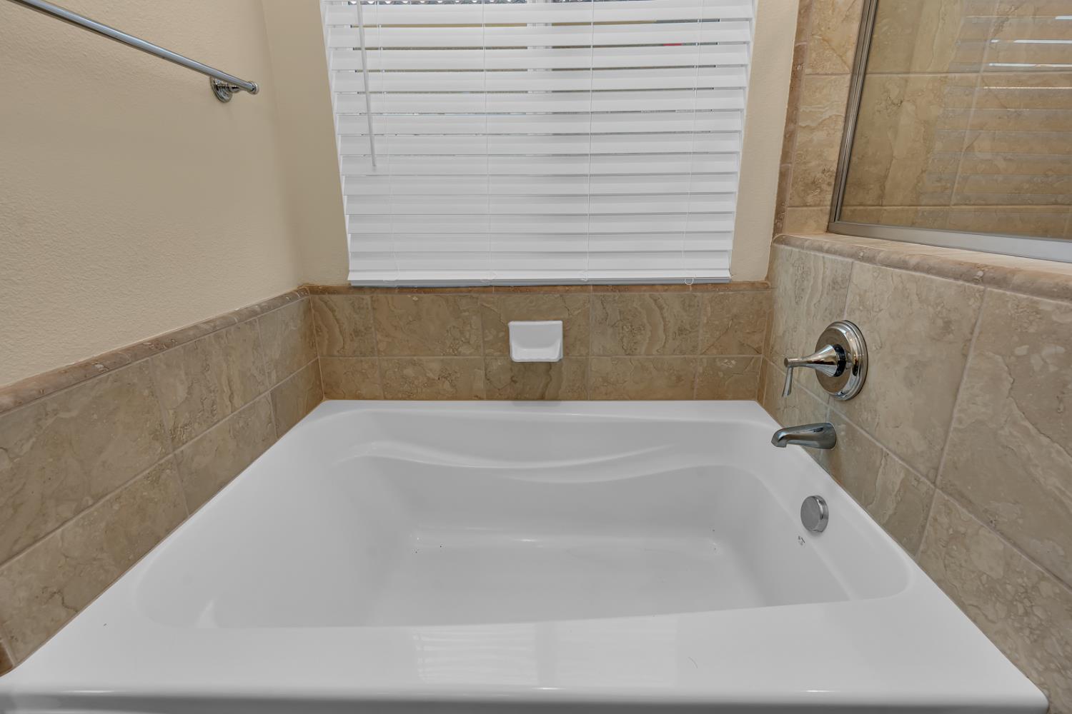 1525 Greenwich Dr, Los Banos, CA 93635