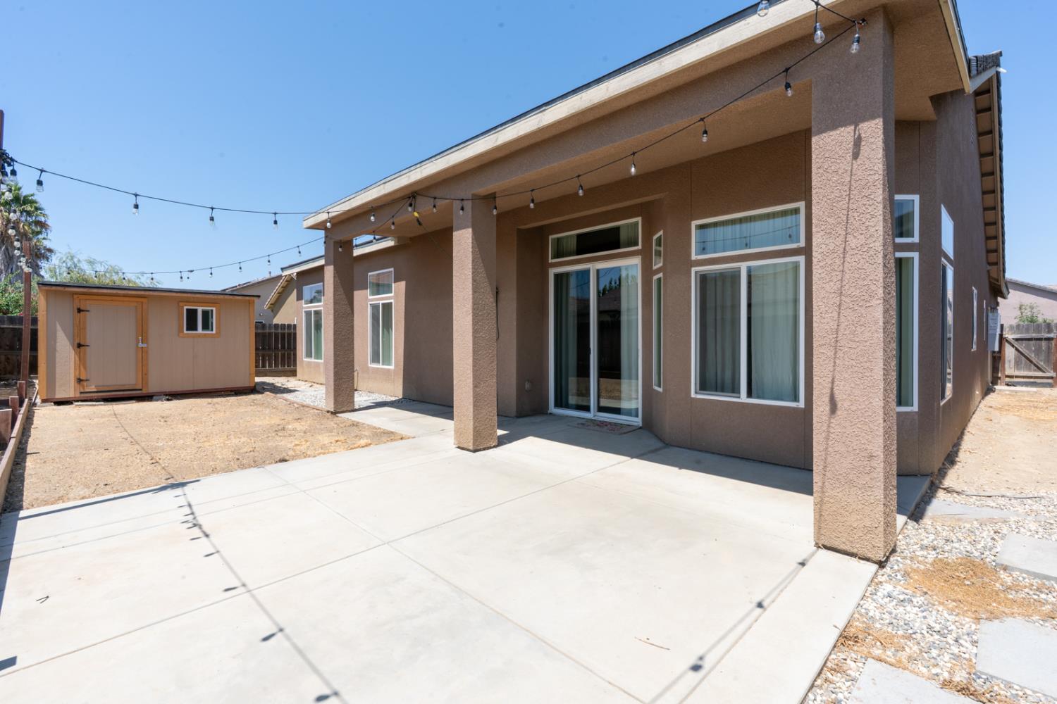 1525 Greenwich Dr, Los Banos, CA 93635