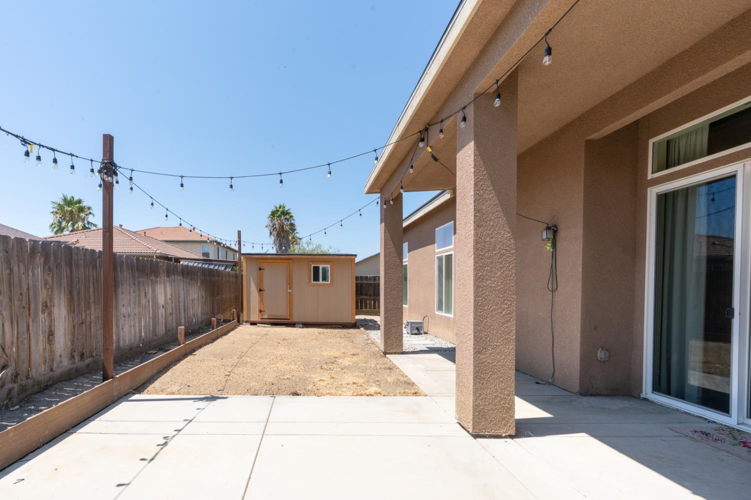 1525 Greenwich Dr, Los Banos, CA 93635