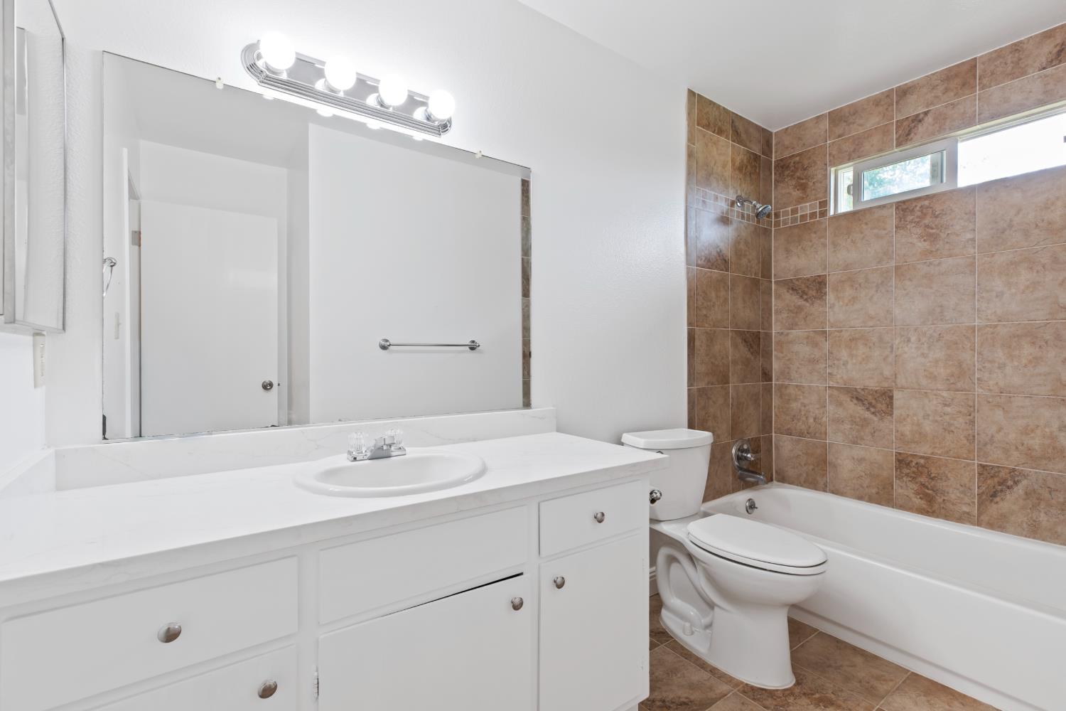 3660 Van Dusen Ave, Riverbank, CA 95367