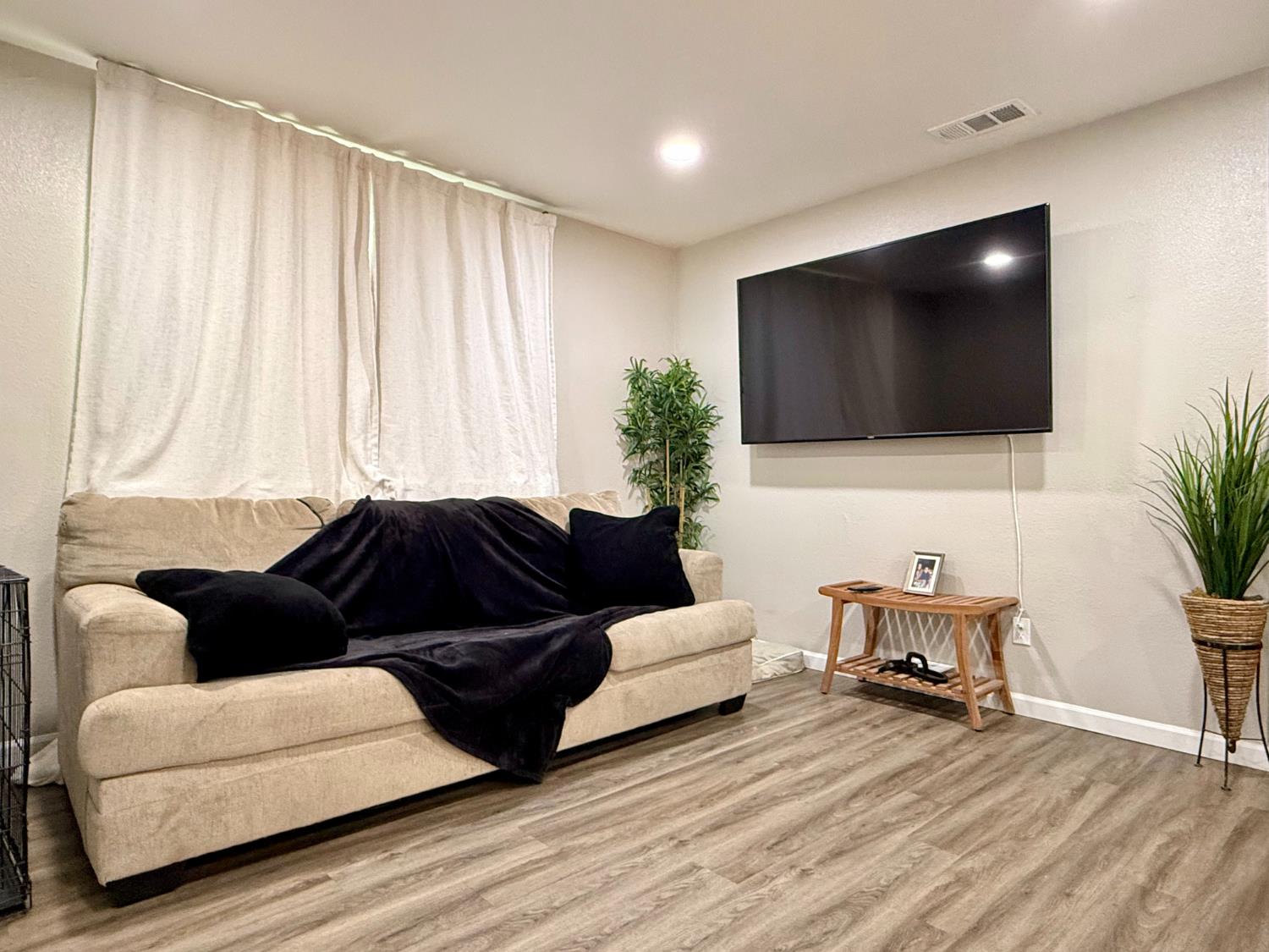 1004 Middlecoff Ave, Modesto, CA 95351