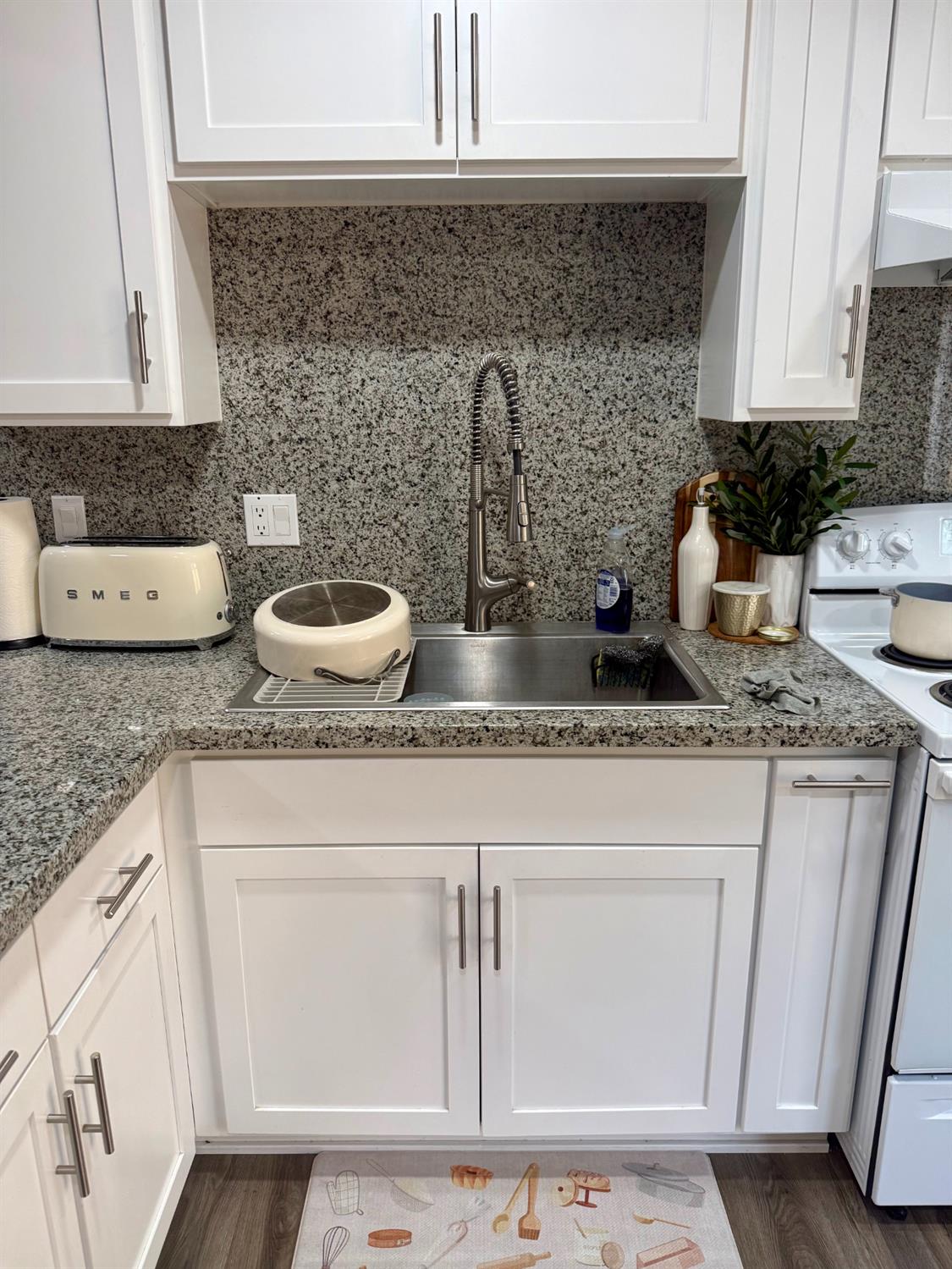 1004 Middlecoff Ave, Modesto, CA 95351
