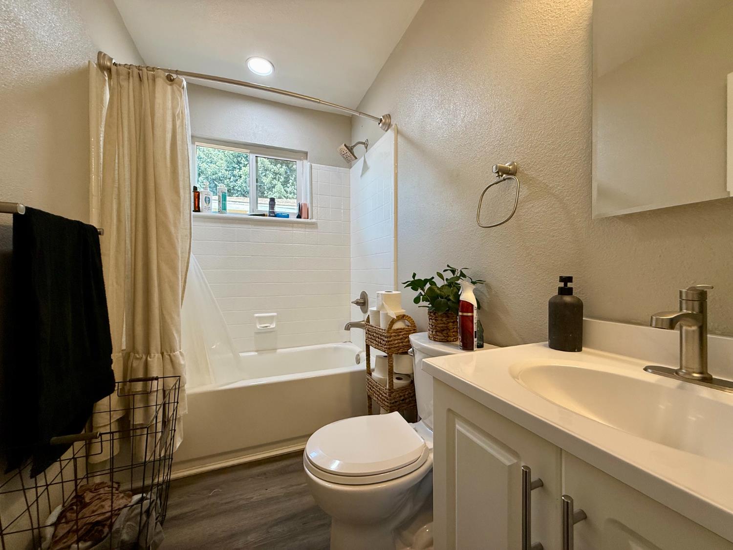 1004 Middlecoff Ave, Modesto, CA 95351