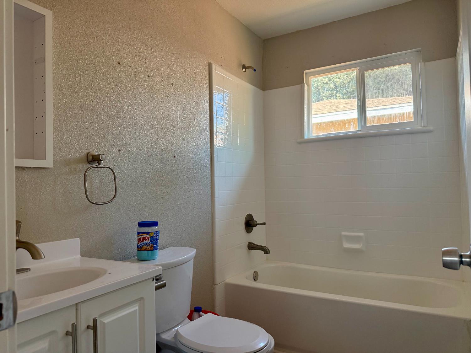 1004 Middlecoff Ave, Modesto, CA 95351