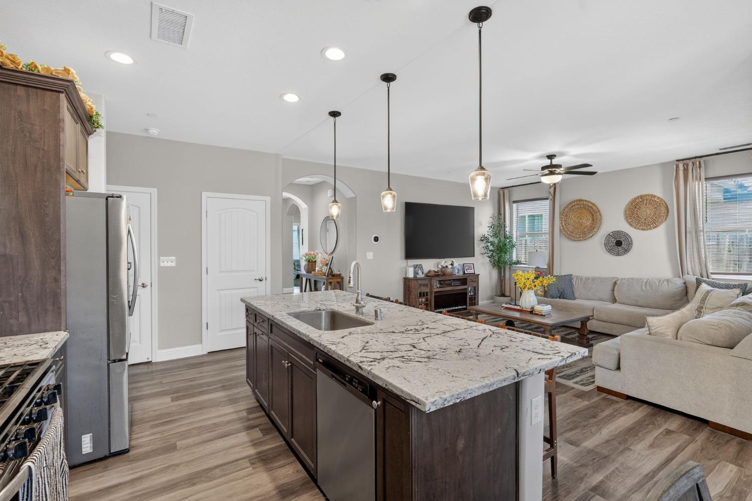 897 Gunnison Dr, Madera, CA 93638