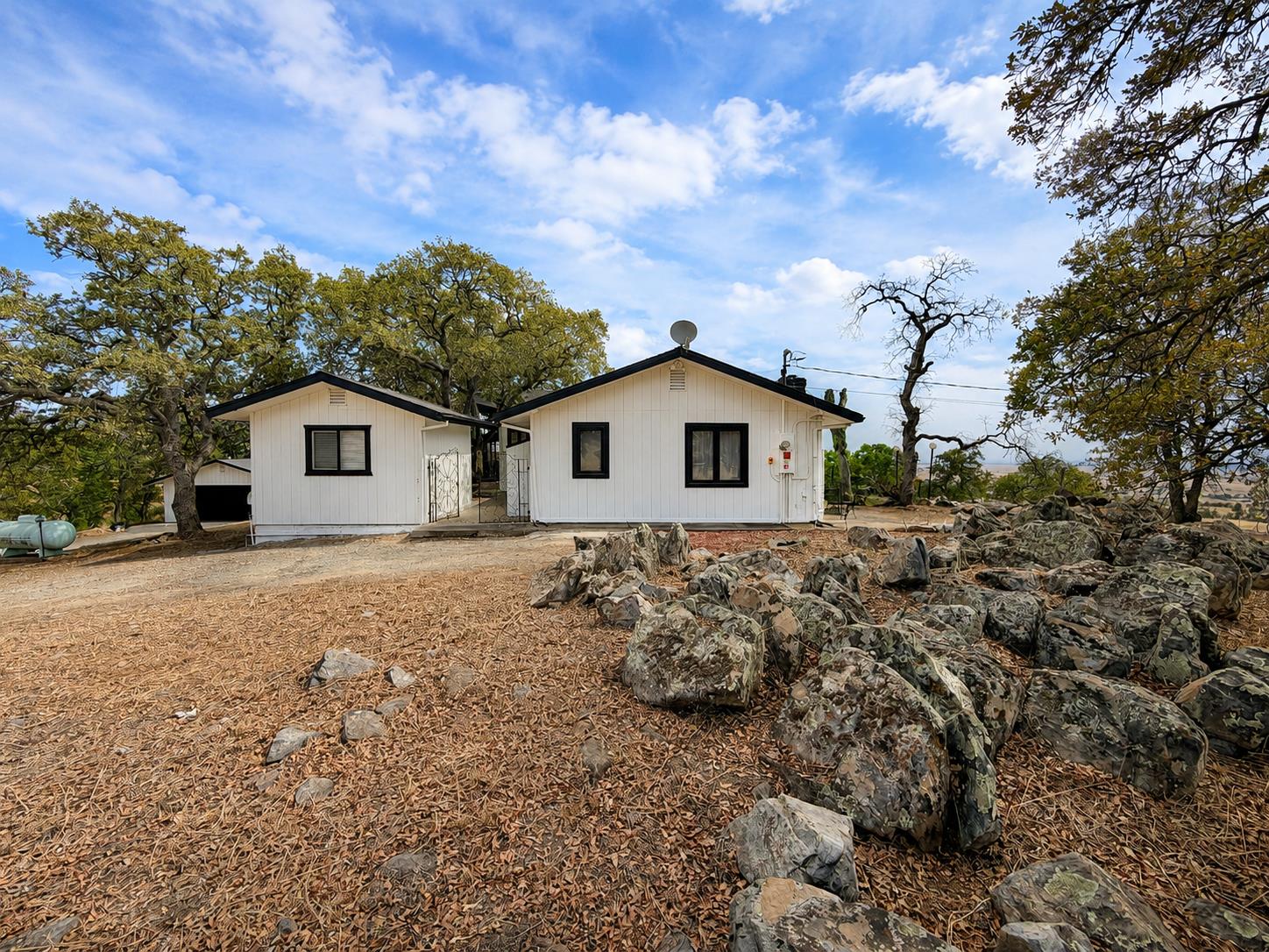 9846 Alamo Dr, La Grange, CA 95329