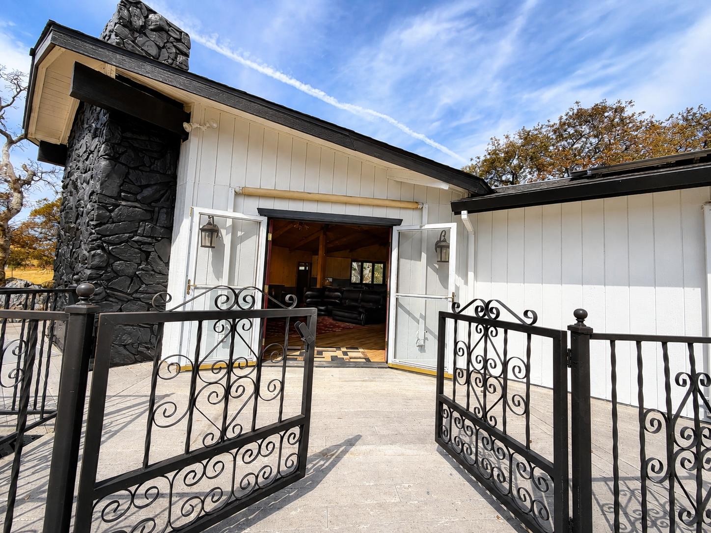 9846 Alamo Dr, La Grange, CA 95329