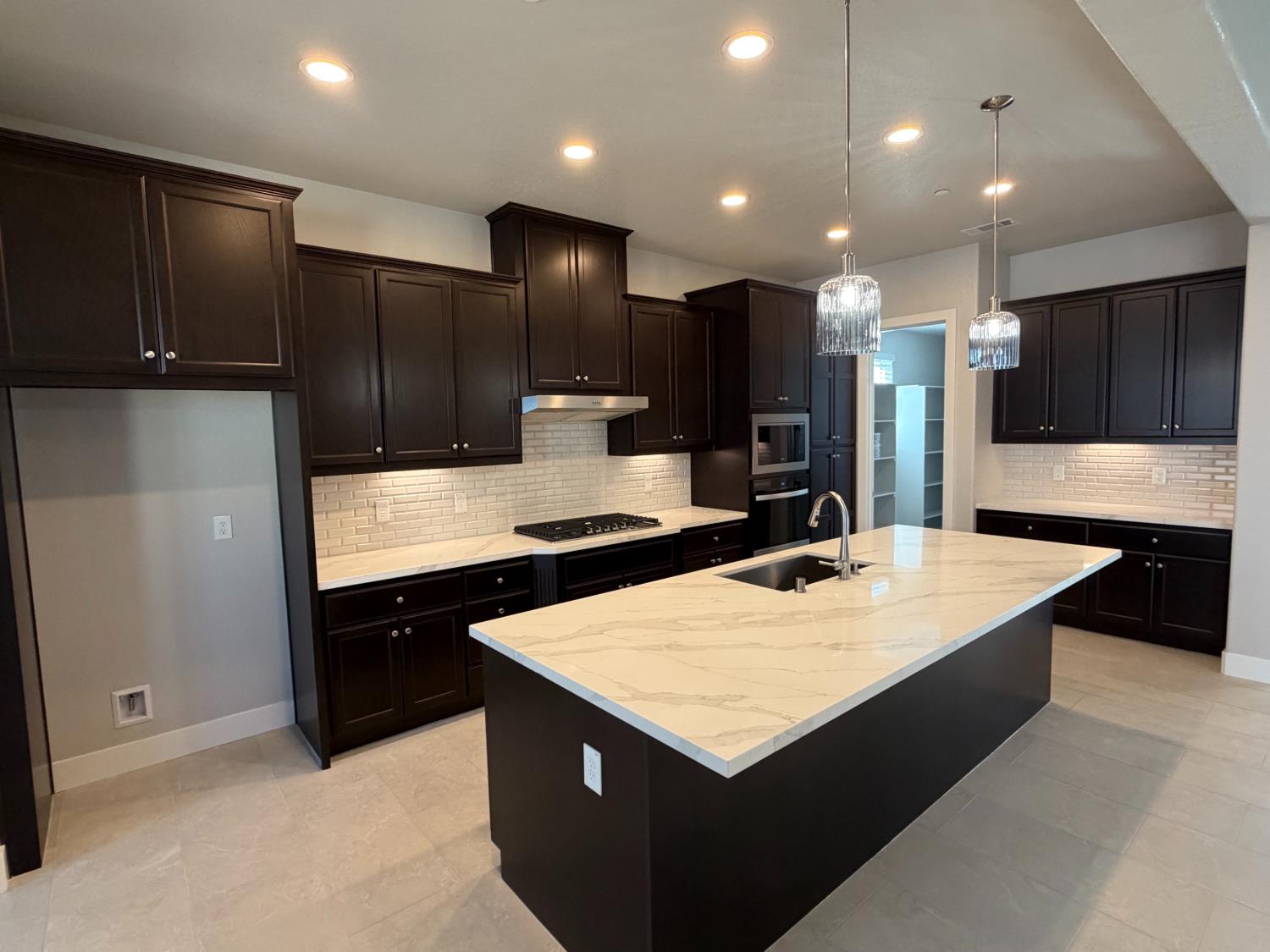 367 Hot Springs Dr, Manteca, CA 95337