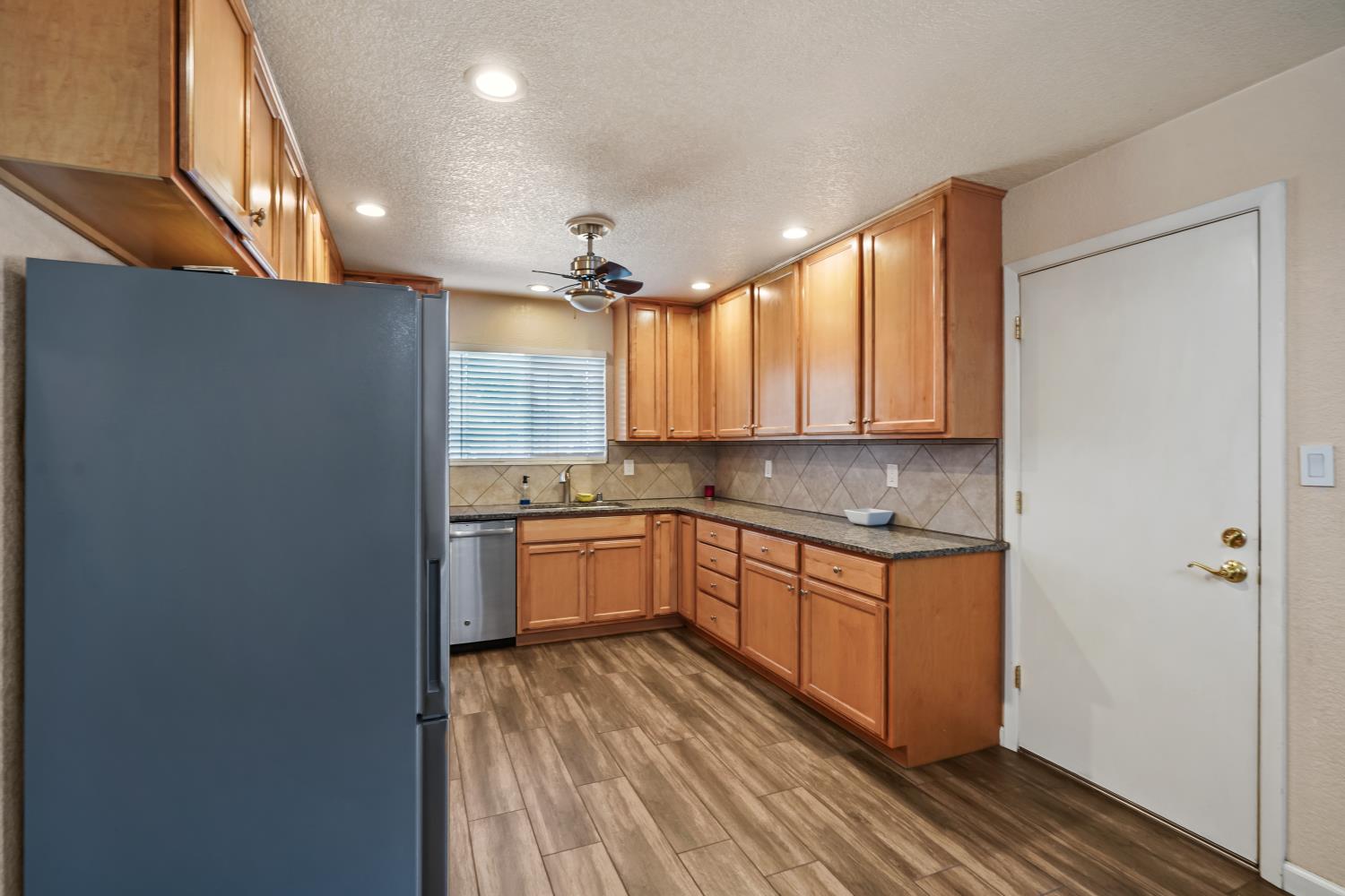 845 Siskiyou Ln, Manteca, CA 95336