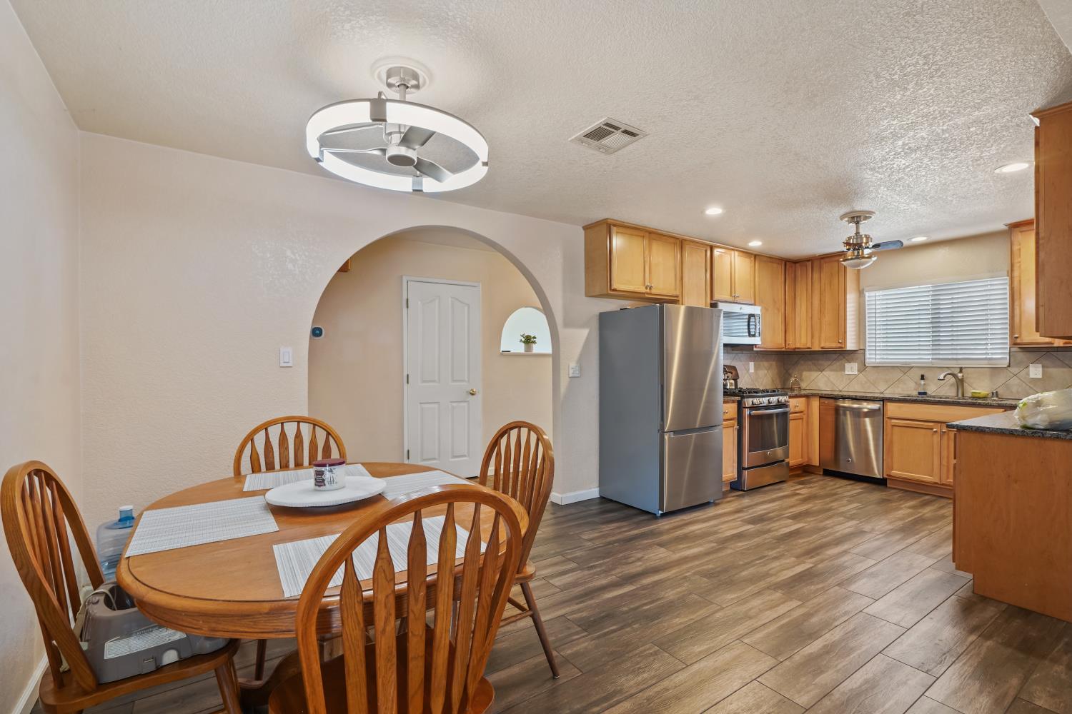845 Siskiyou Ln, Manteca, CA 95336