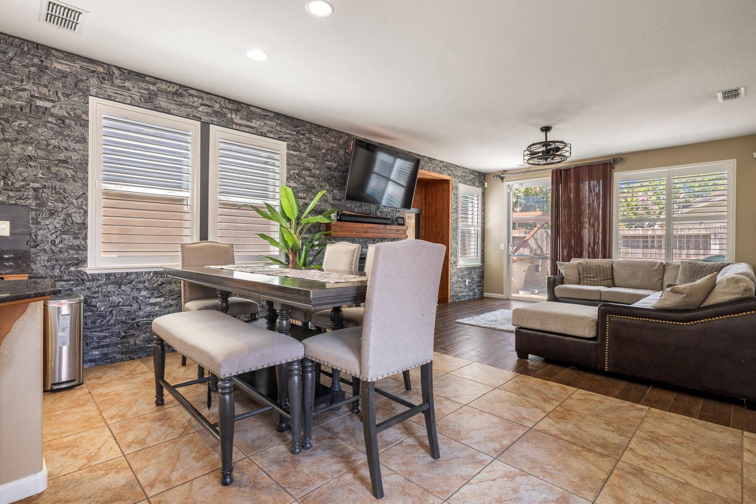 5323 St Elmo Ct, Riverbank, CA 95367