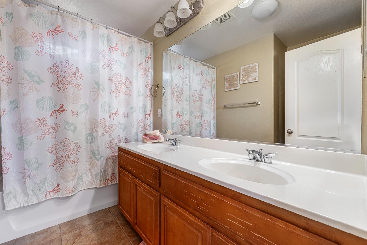 5323 St Elmo Ct, Riverbank, CA 95367