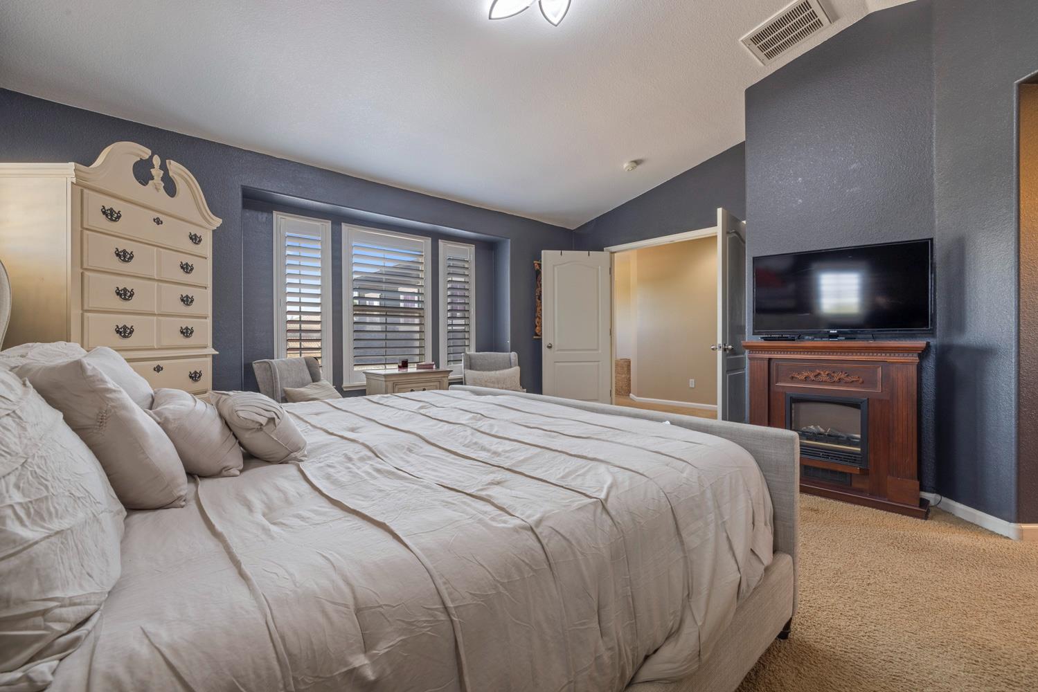 5323 St Elmo Ct, Riverbank, CA 95367