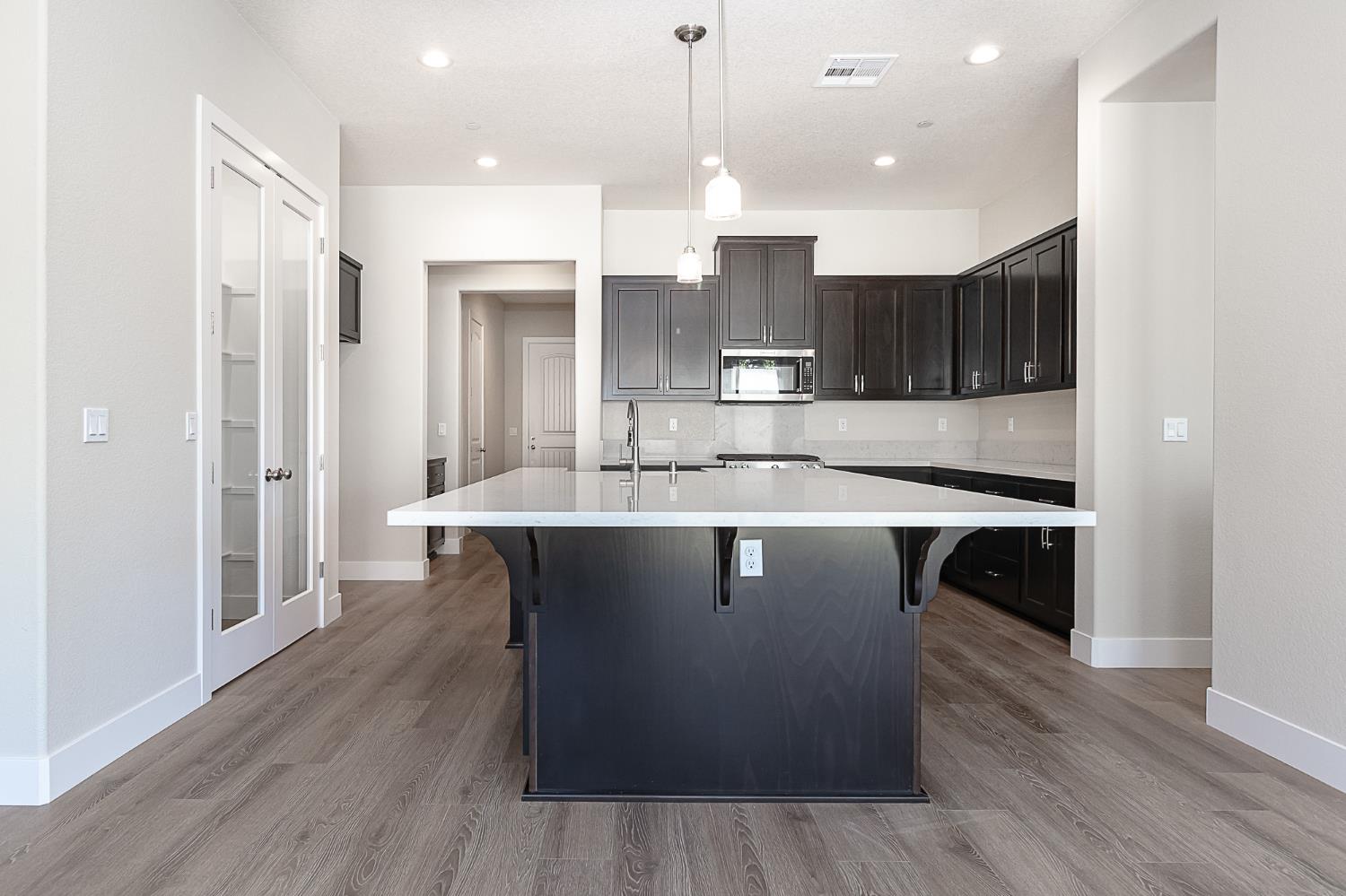 1017 Meadowlands Dr, Oakdale, CA 95361