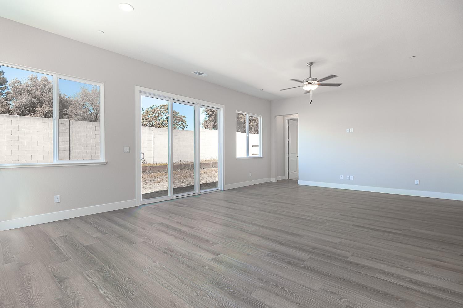 1017 Meadowlands Dr, Oakdale, CA 95361