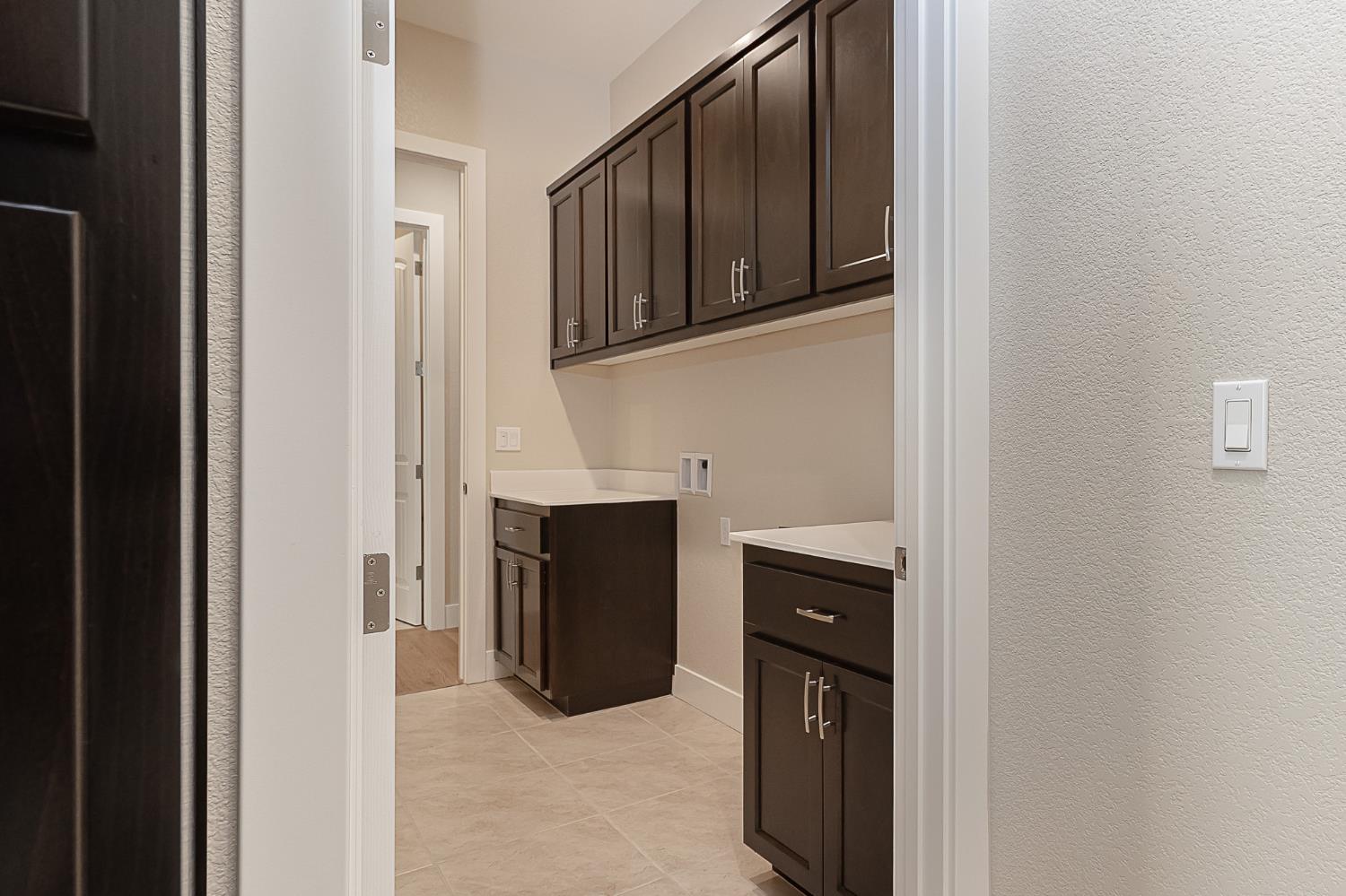 1017 Meadowlands Dr, Oakdale, CA 95361