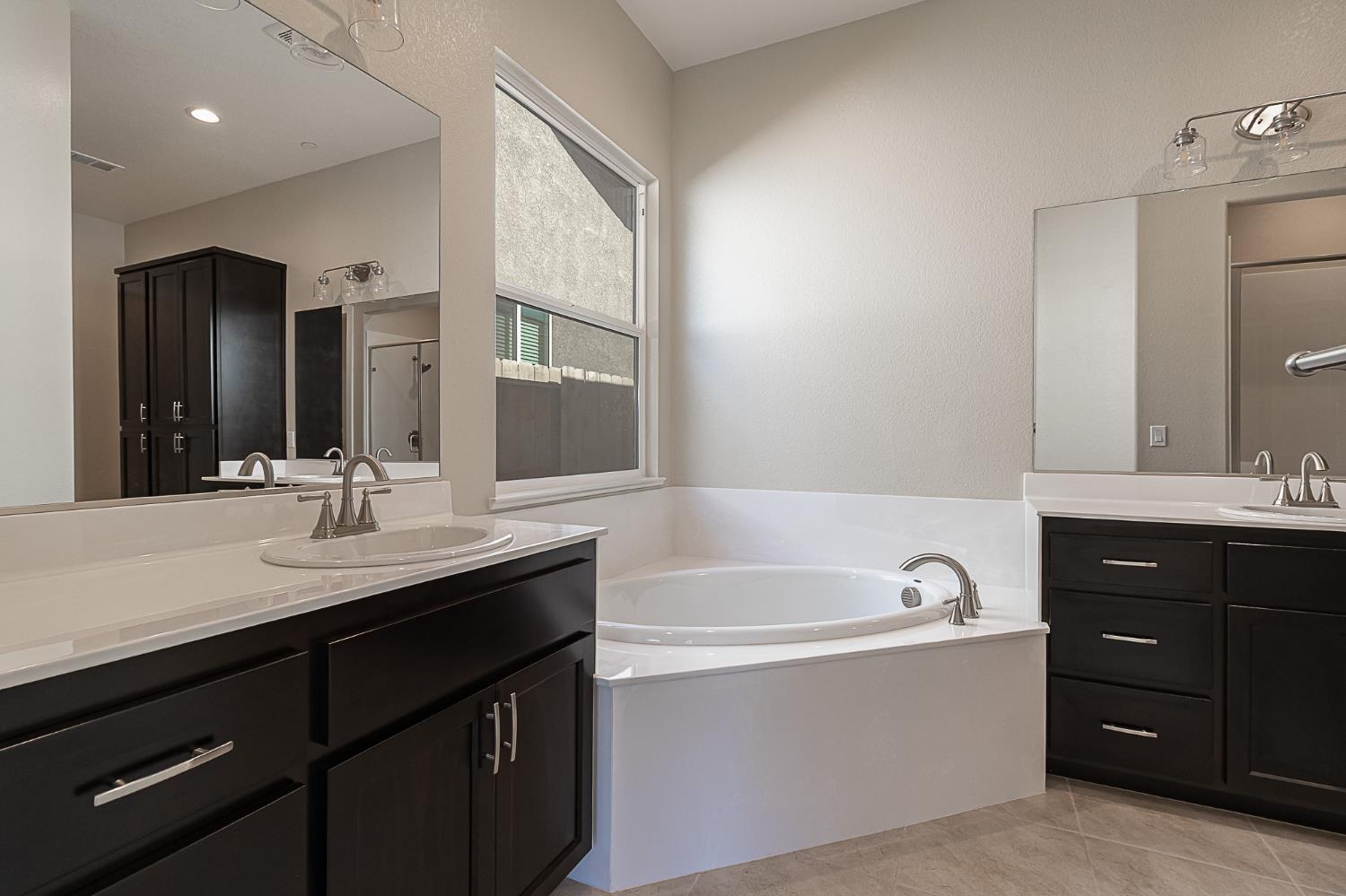 1017 Meadowlands Dr, Oakdale, CA 95361
