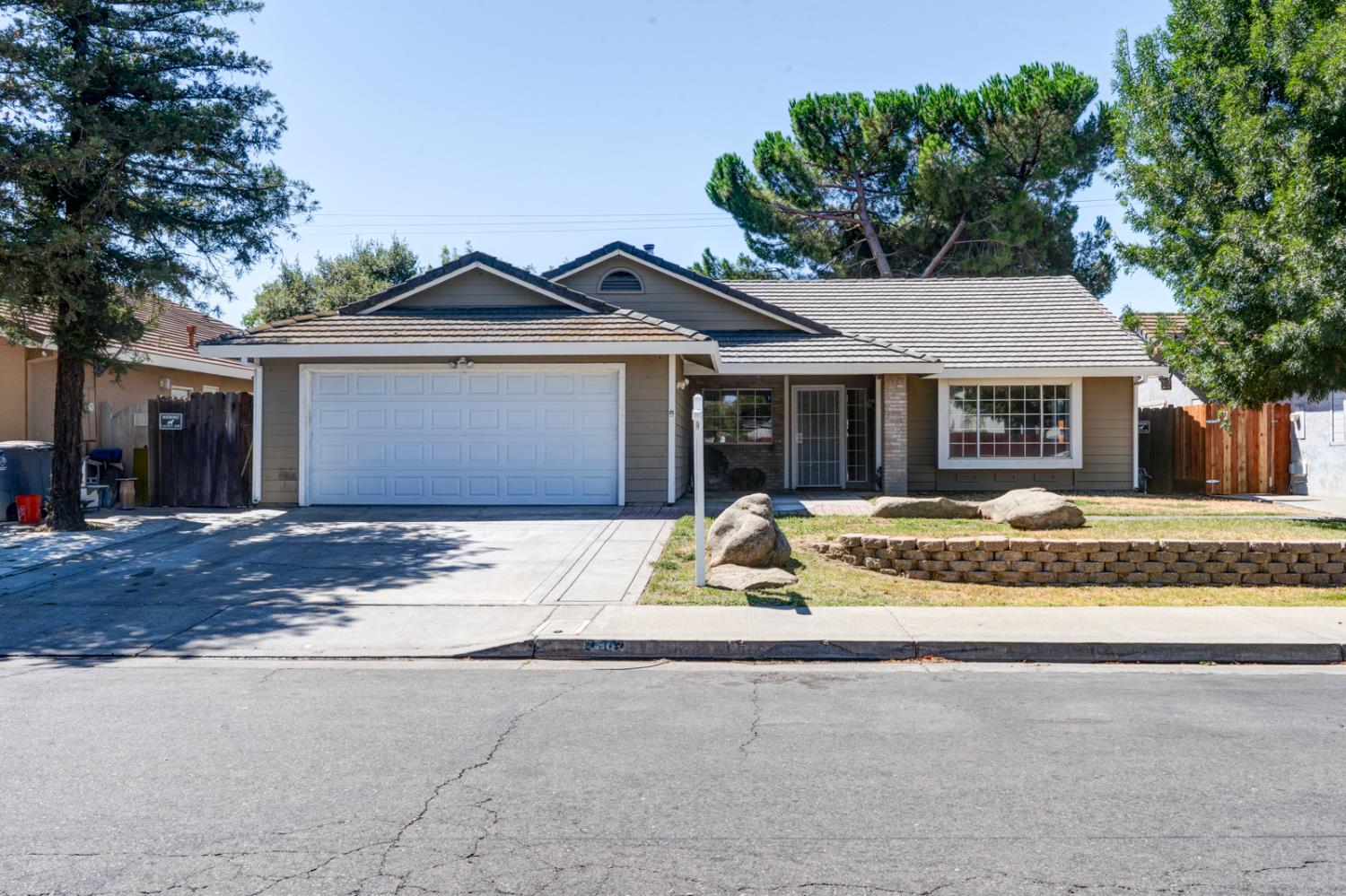 99 Lime Ave, Los Banos, CA 93635