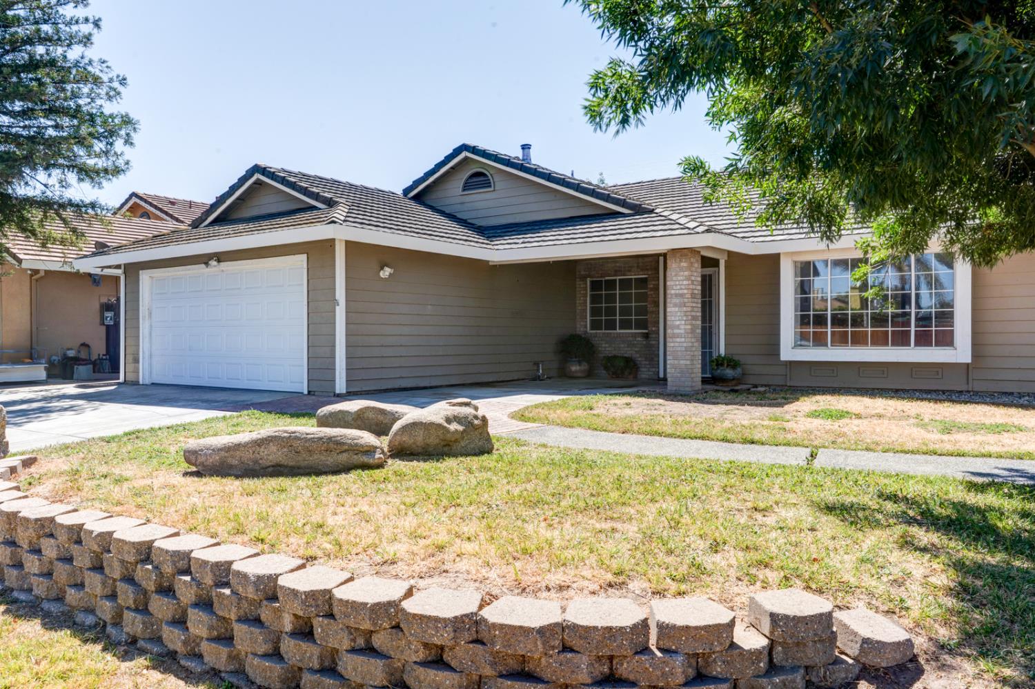 99 Lime Ave, Los Banos, CA 93635
