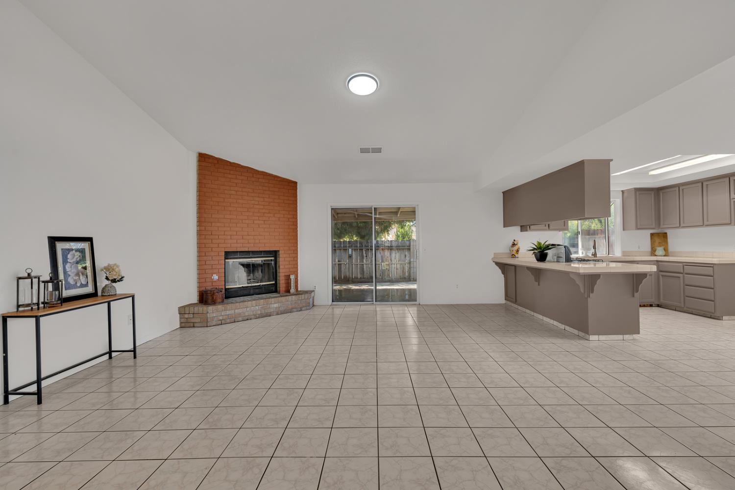 99 Lime Ave, Los Banos, CA 93635