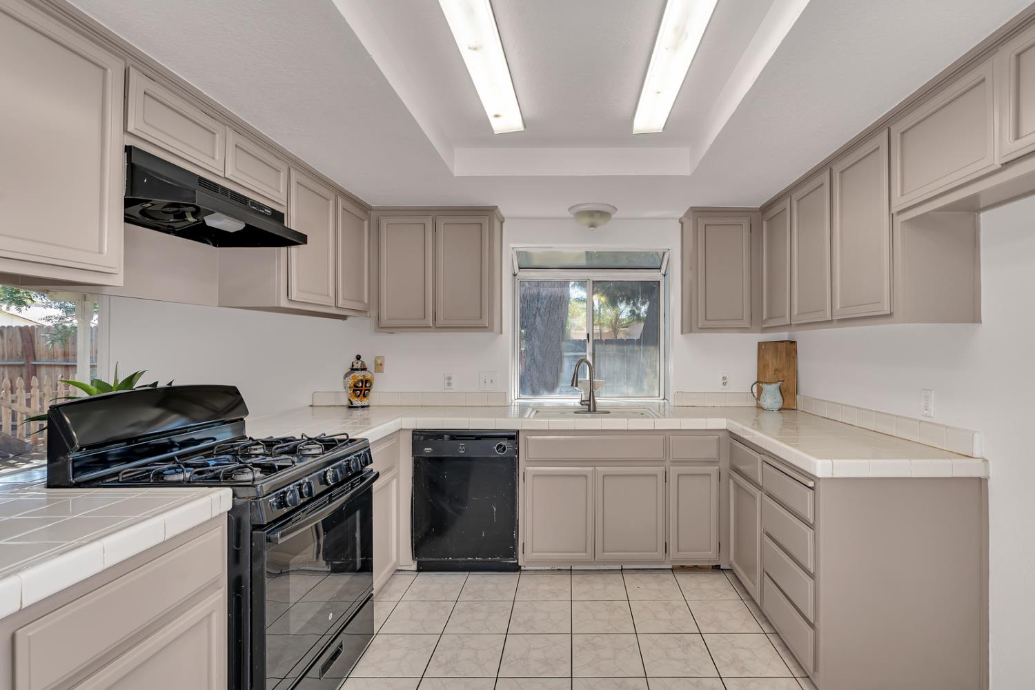 99 Lime Ave, Los Banos, CA 93635