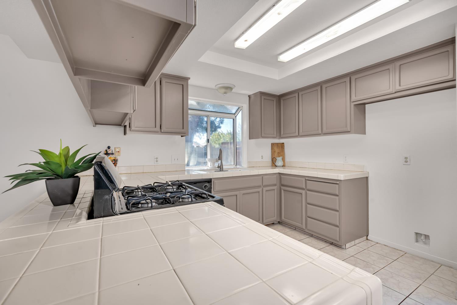 99 Lime Ave, Los Banos, CA 93635