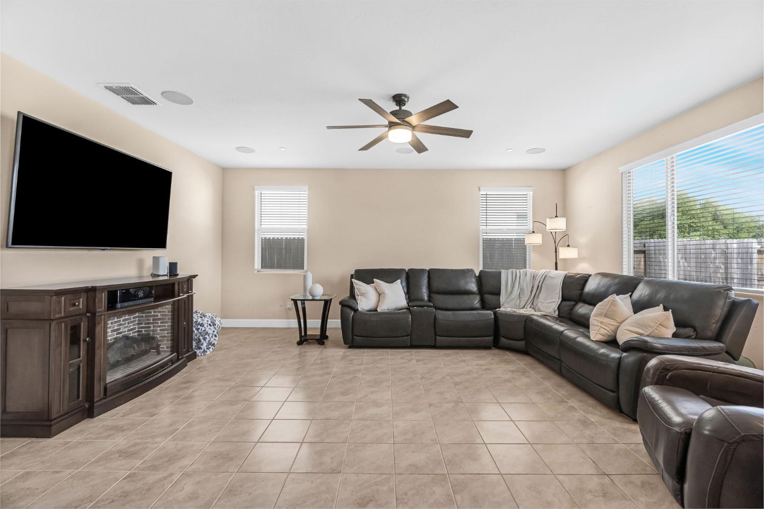 3387 W Kamm Ave, Dinuba, CA 93618