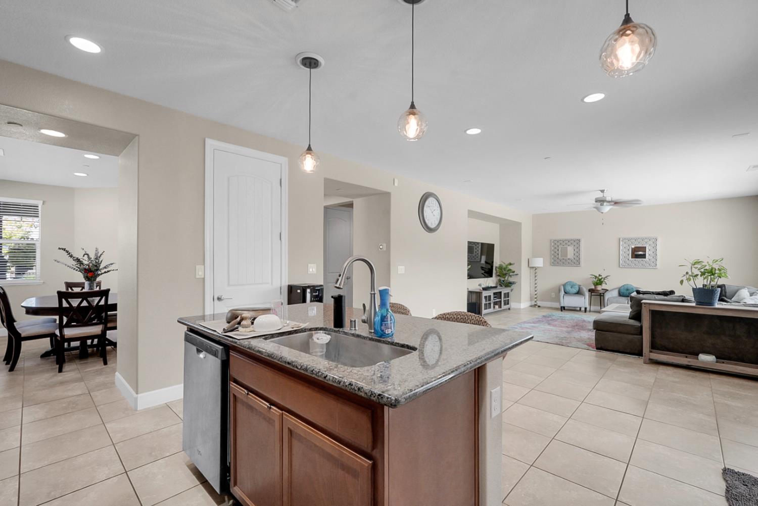 1925 Carogold Ln, Manteca, CA 95337