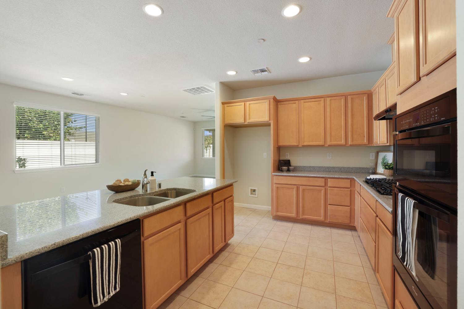 1395 Chestnut Hill Dr, Manteca, CA 95336