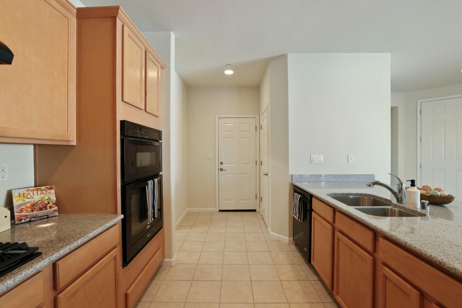 1395 Chestnut Hill Dr, Manteca, CA 95336