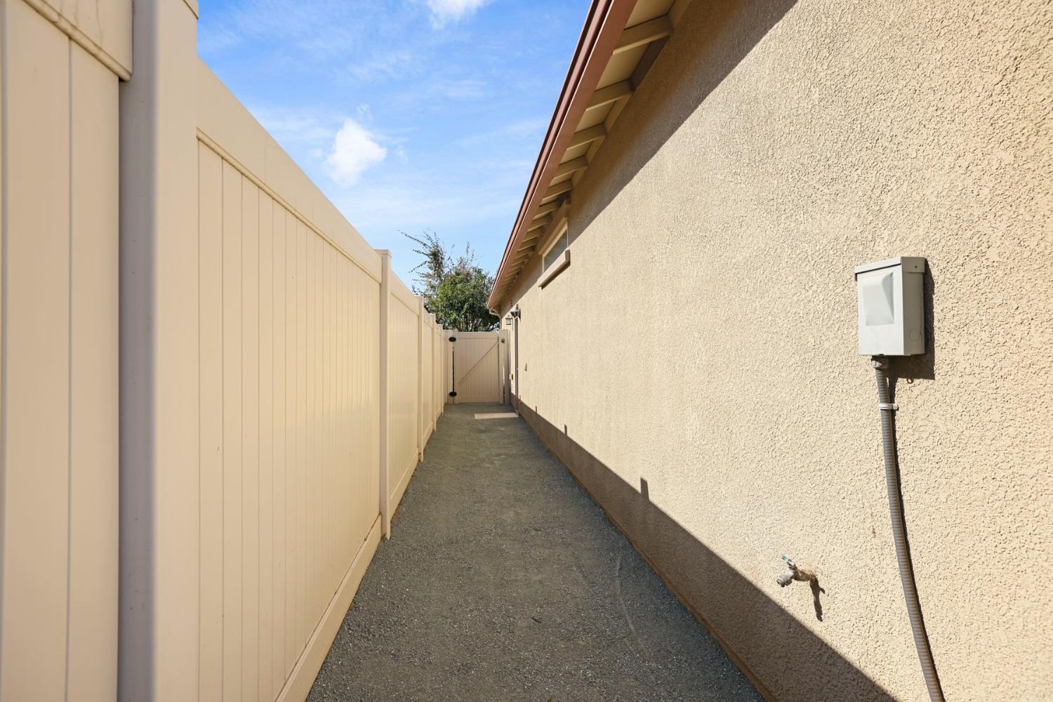 1395 Chestnut Hill Dr, Manteca, CA 95336