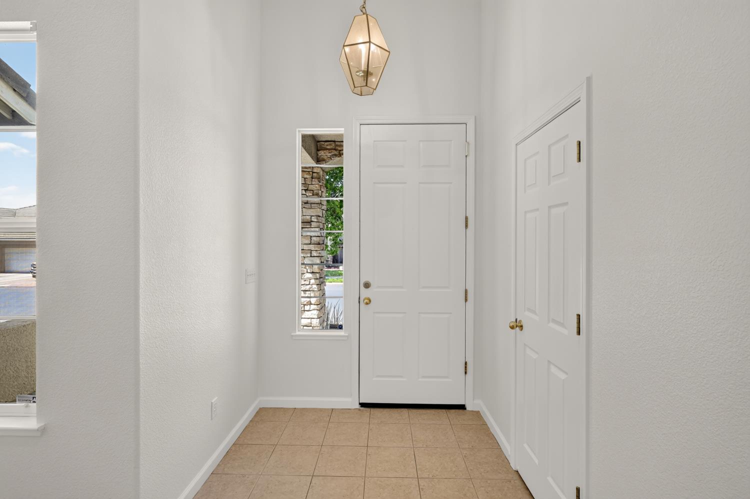 212 Coastal Ln, Waterford, CA 95386